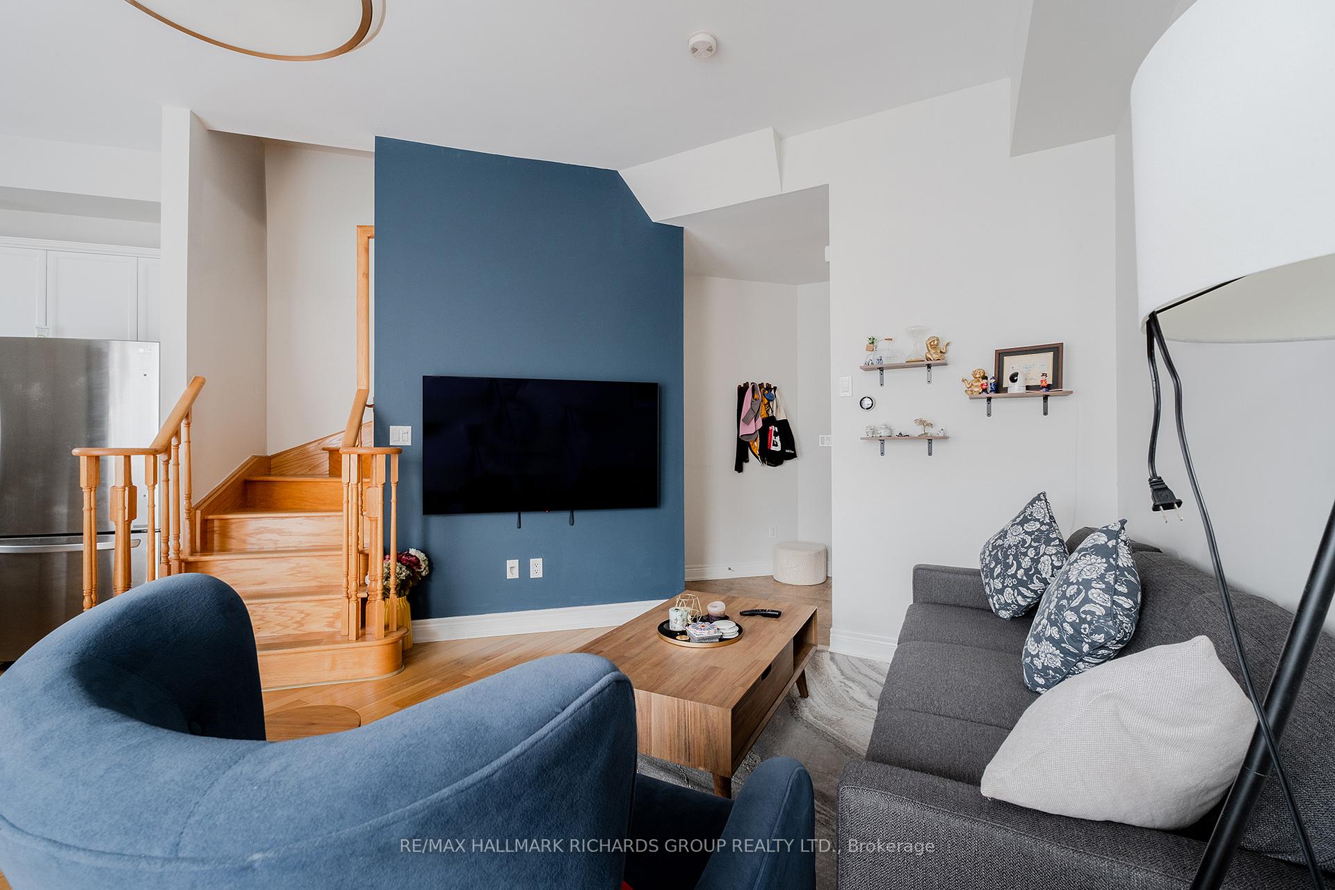 Photo 3 of 30 Fairhead Mews, Toronto, East End-Danforth — HOMEH