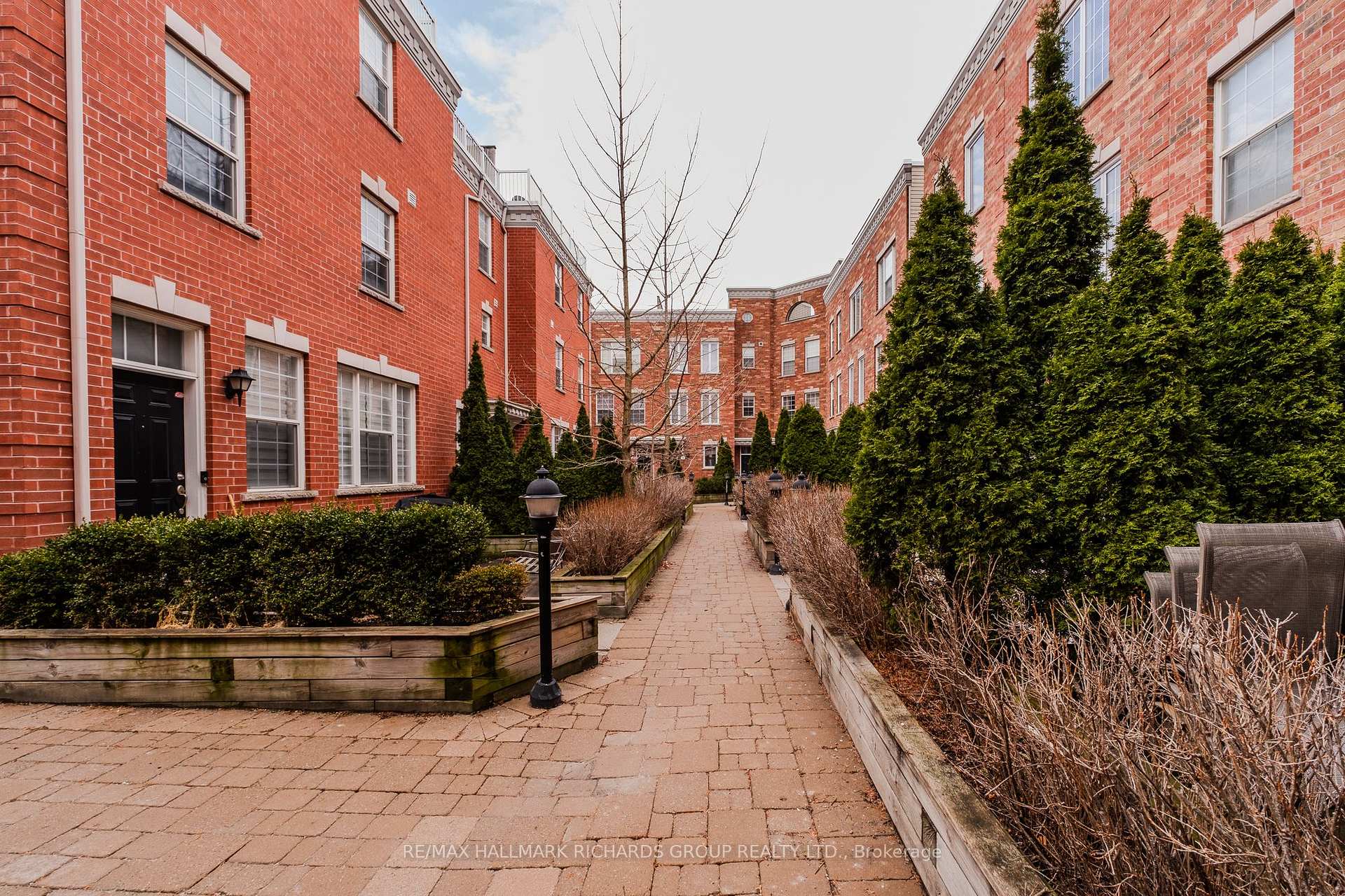 Photo 4 of 30 Fairhead Mews, Toronto, East End-Danforth — HOMEH