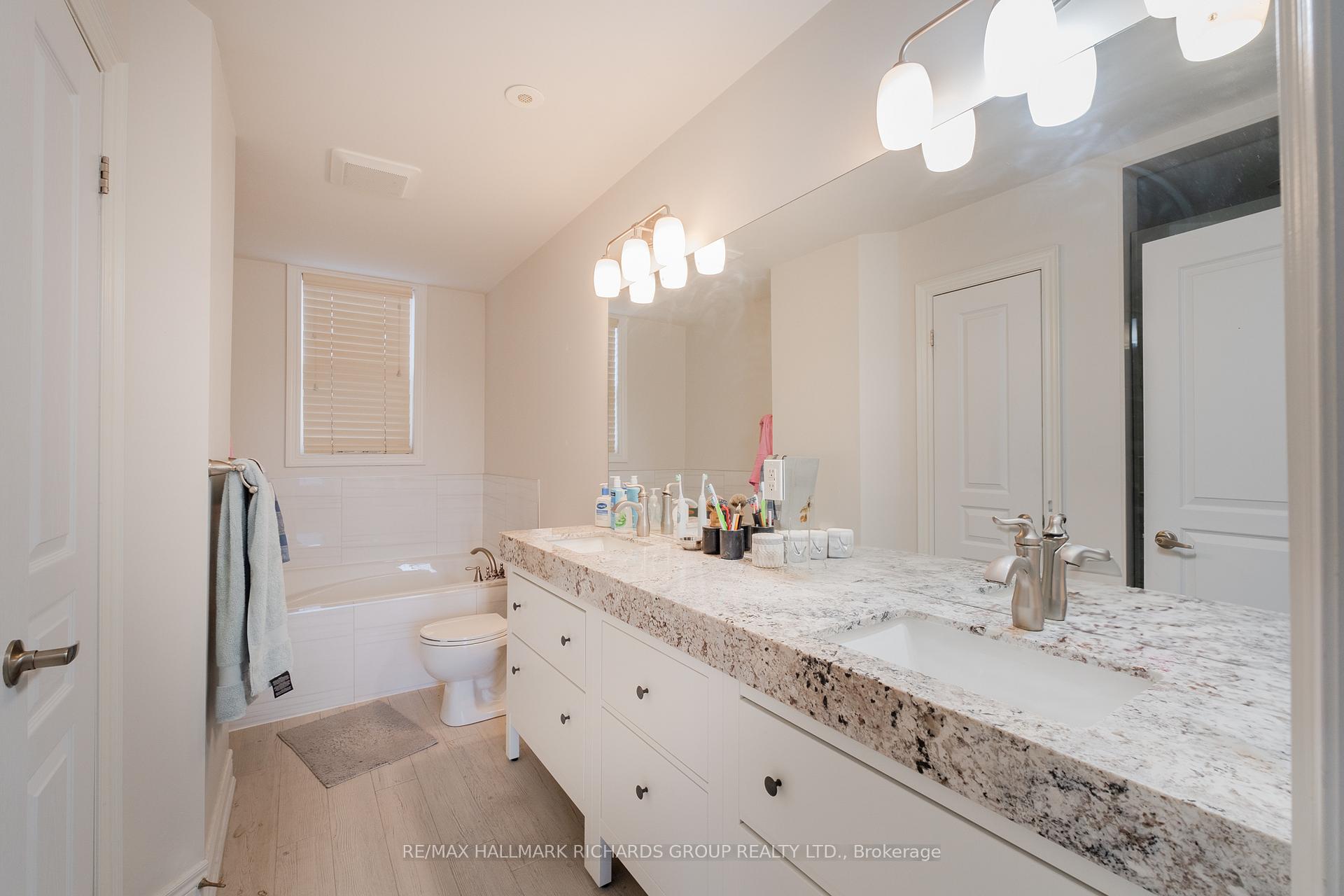 Photo 11 of 30 Fairhead Mews, Toronto, East End-Danforth — HOMEH