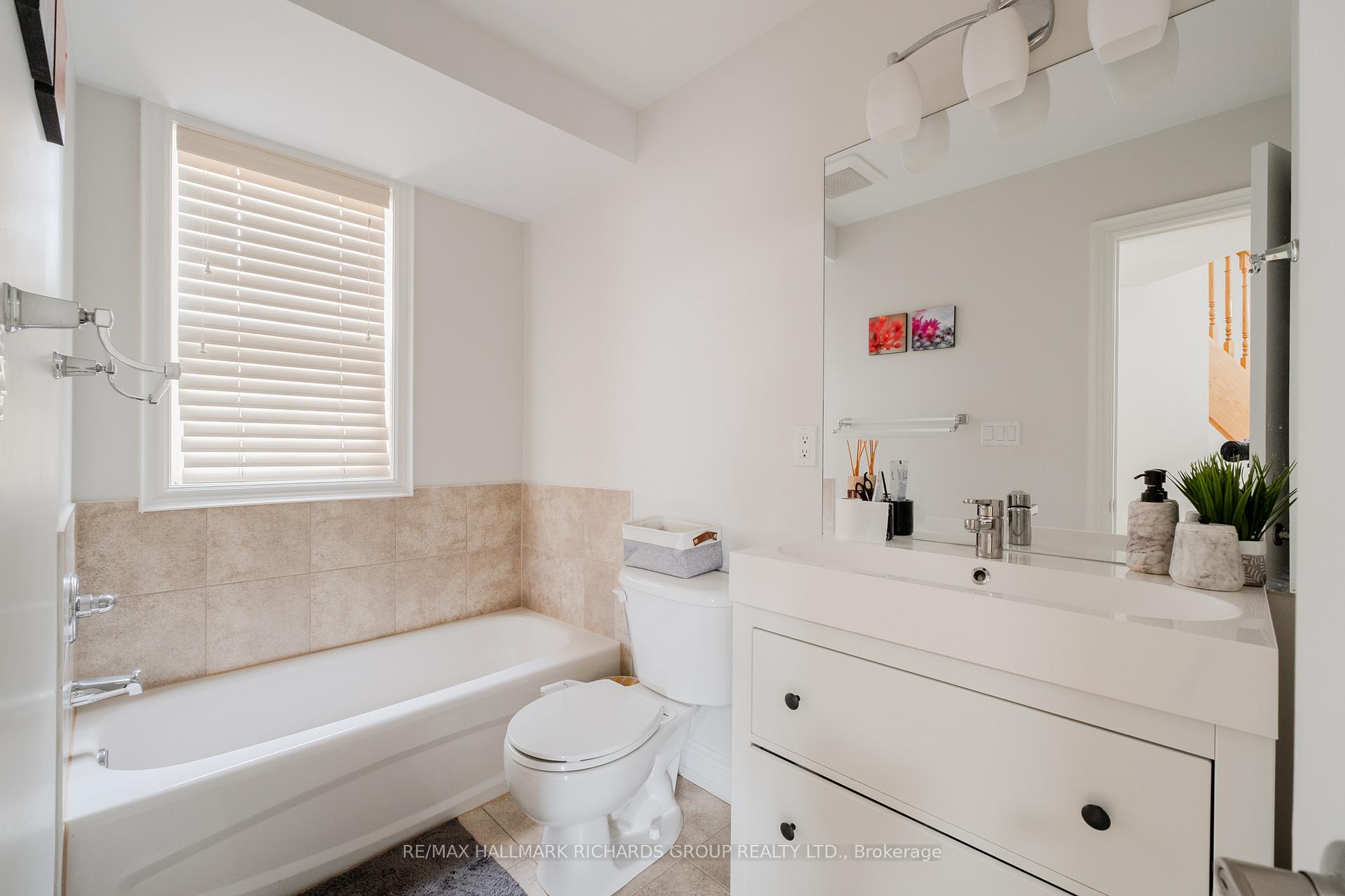 Photo 14 of 30 Fairhead Mews, Toronto, East End-Danforth — HOMEH