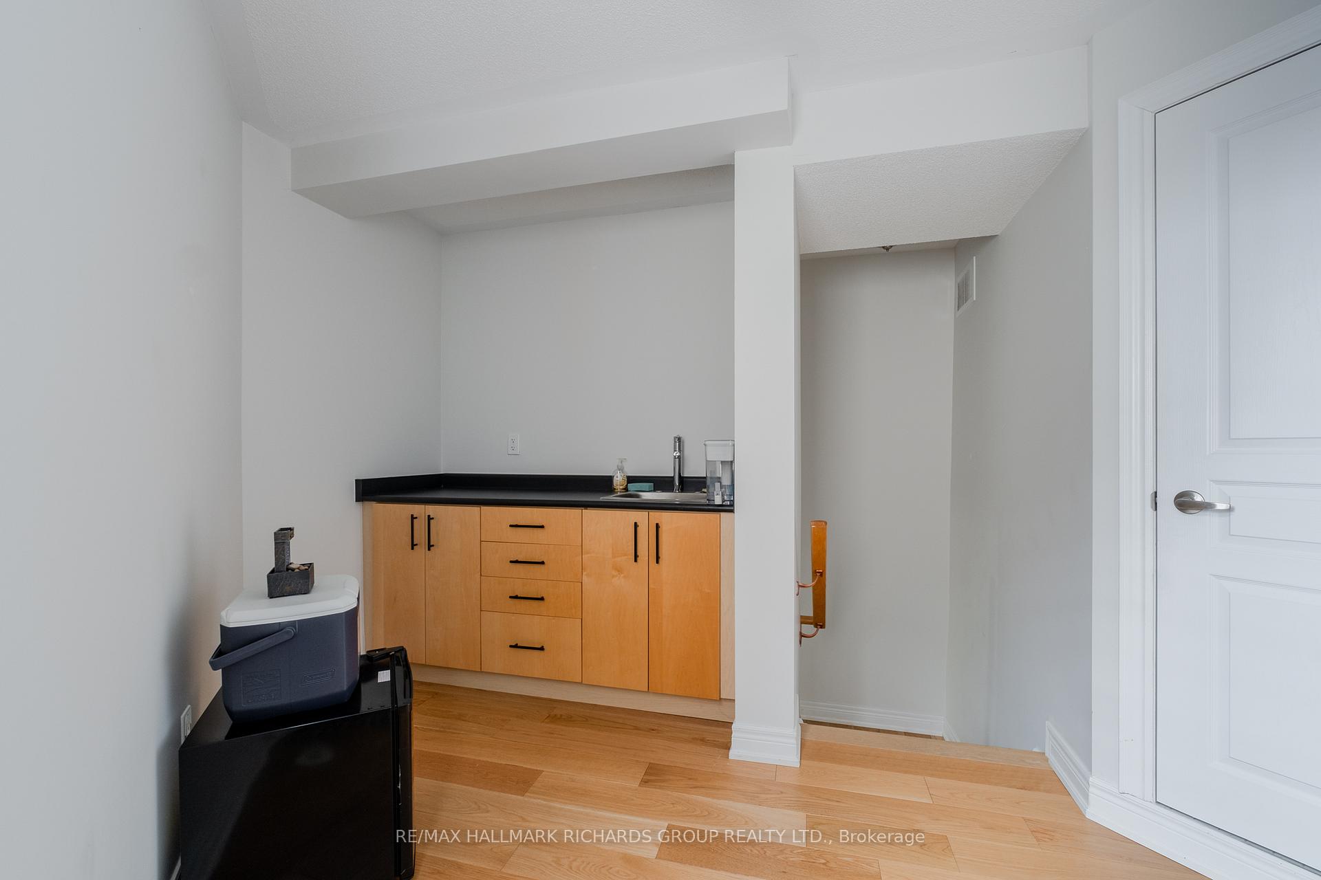 Photo 15 of 30 Fairhead Mews, Toronto, East End-Danforth — HOMEH