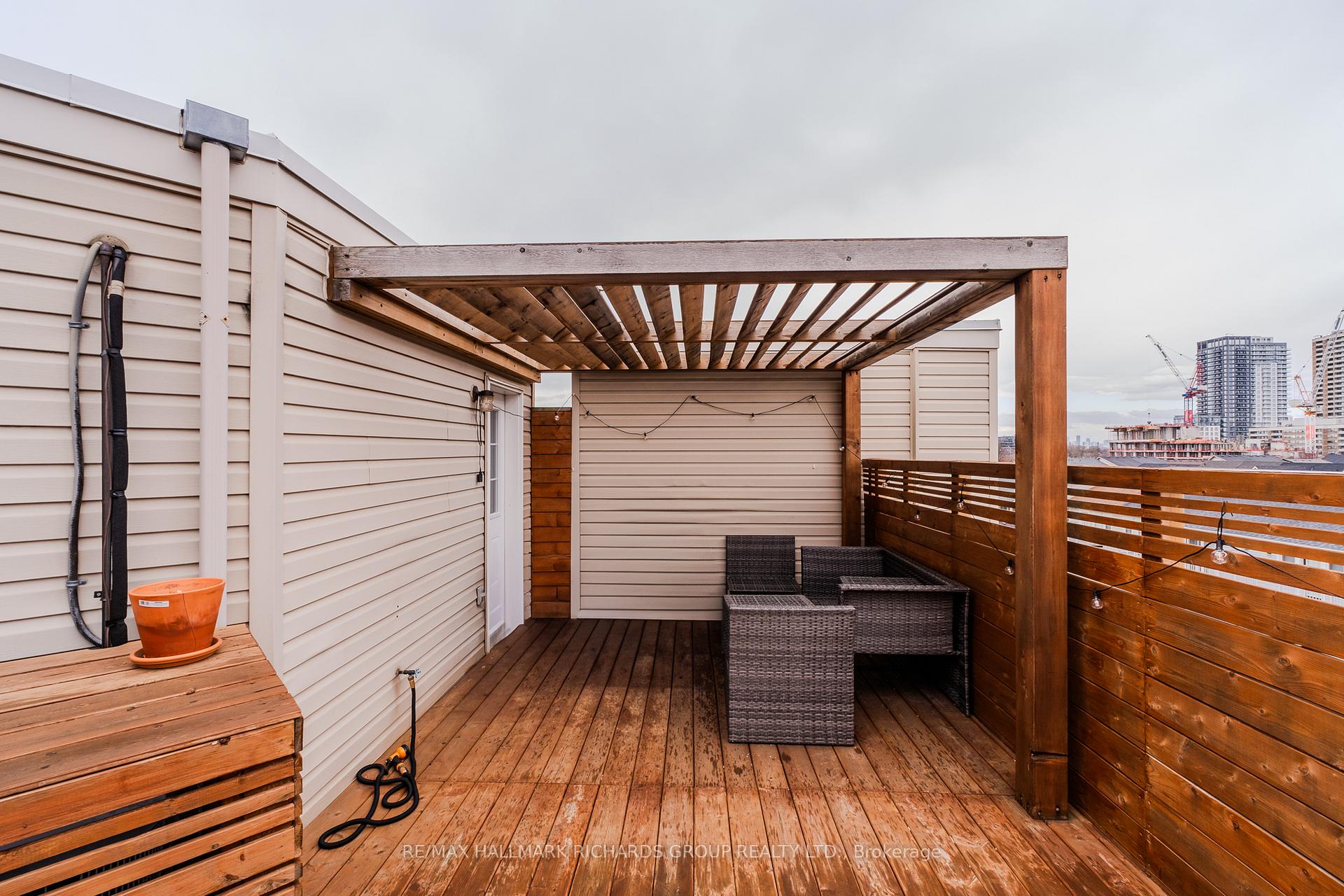 Photo 17 of 30 Fairhead Mews, Toronto, East End-Danforth — HOMEH
