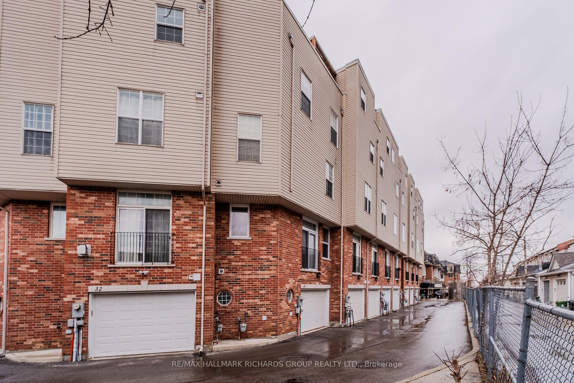 Photo 20 of 30 Fairhead Mews, Toronto, East End-Danforth — HOMEH