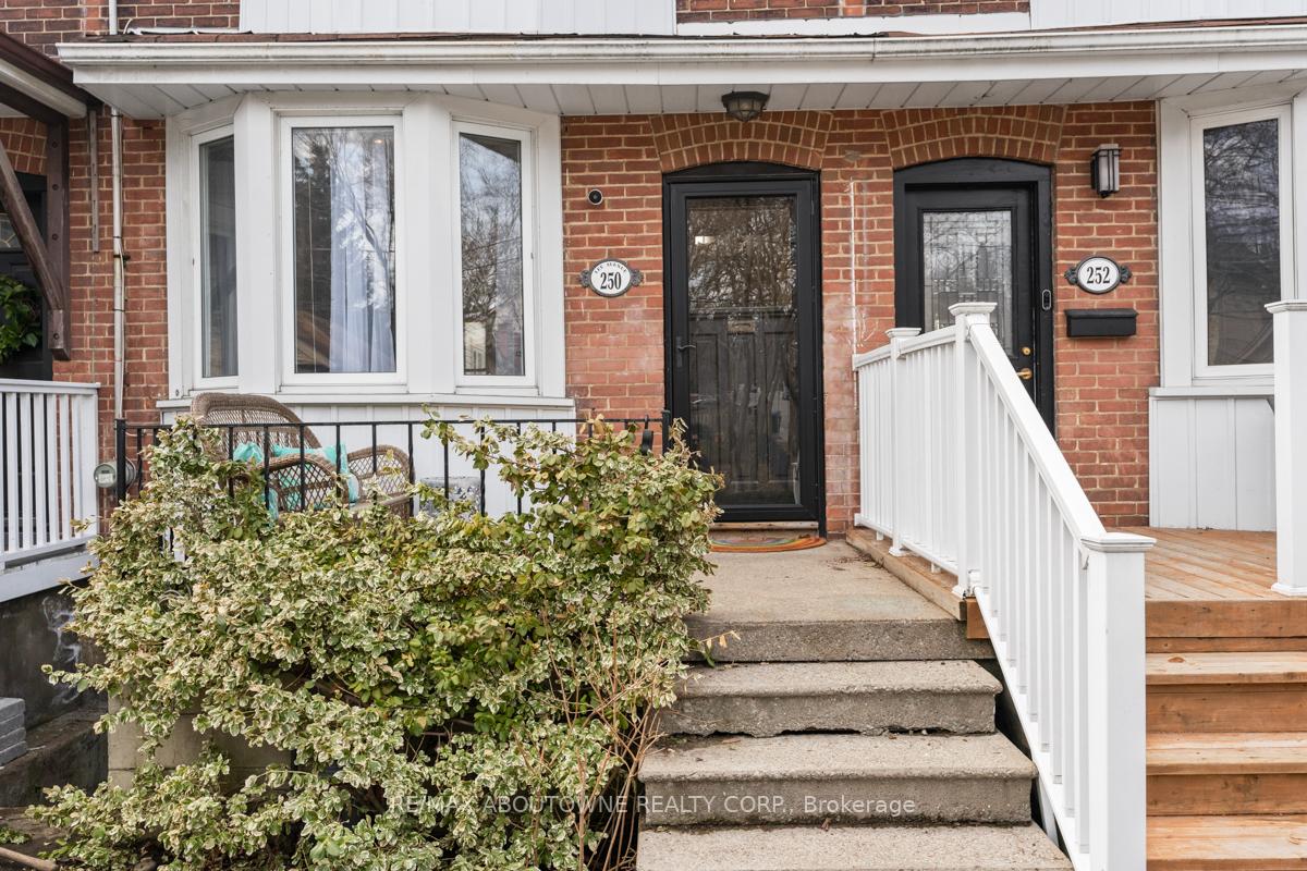 Photo 2 of 250 Lee Avenue, Toronto, The Beaches — HOMEH