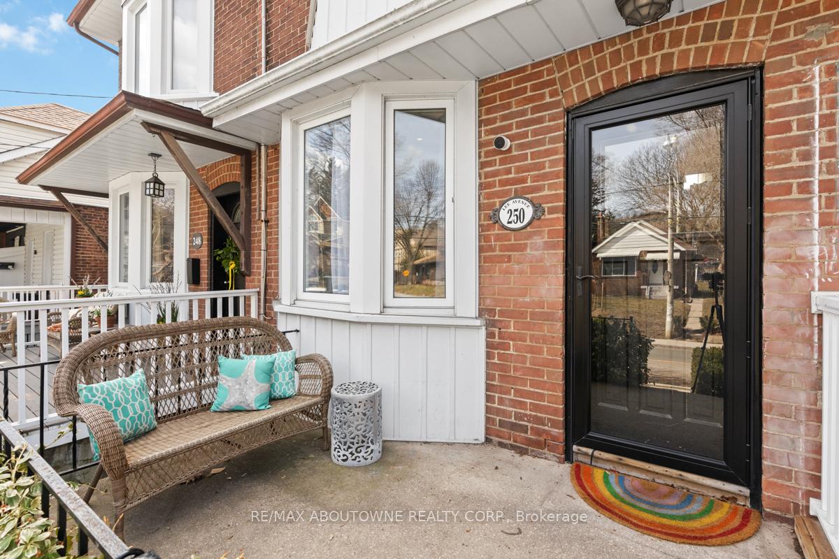 Photo 3 of 250 Lee Avenue, Toronto, The Beaches — HOMEH