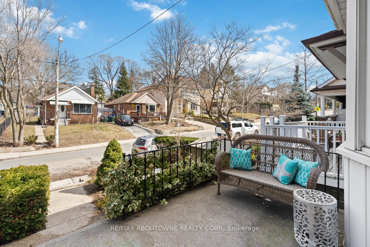 Photo 4 of 250 Lee Avenue, Toronto, The Beaches — HOMEH
