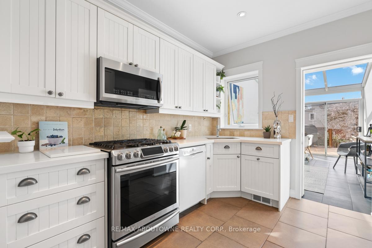 Photo 18 of 250 Lee Avenue, Toronto, The Beaches — HOMEH