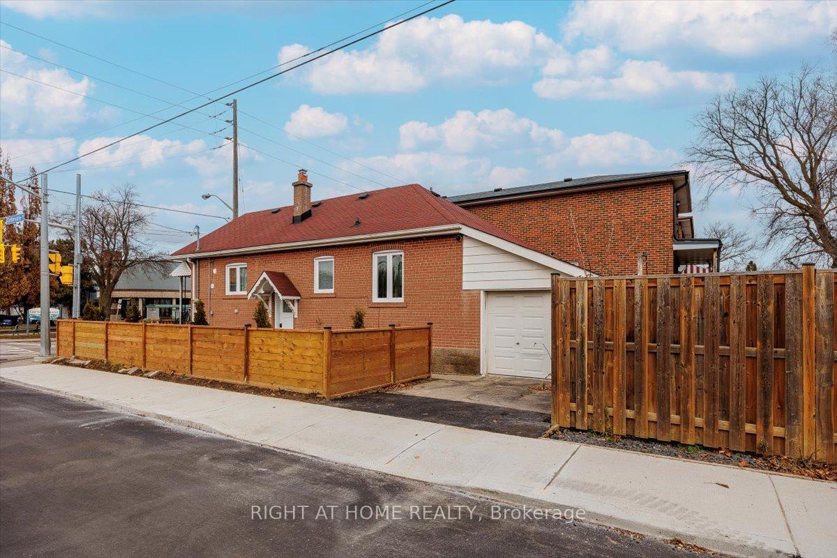 Front of 887 Cosburn Avenue