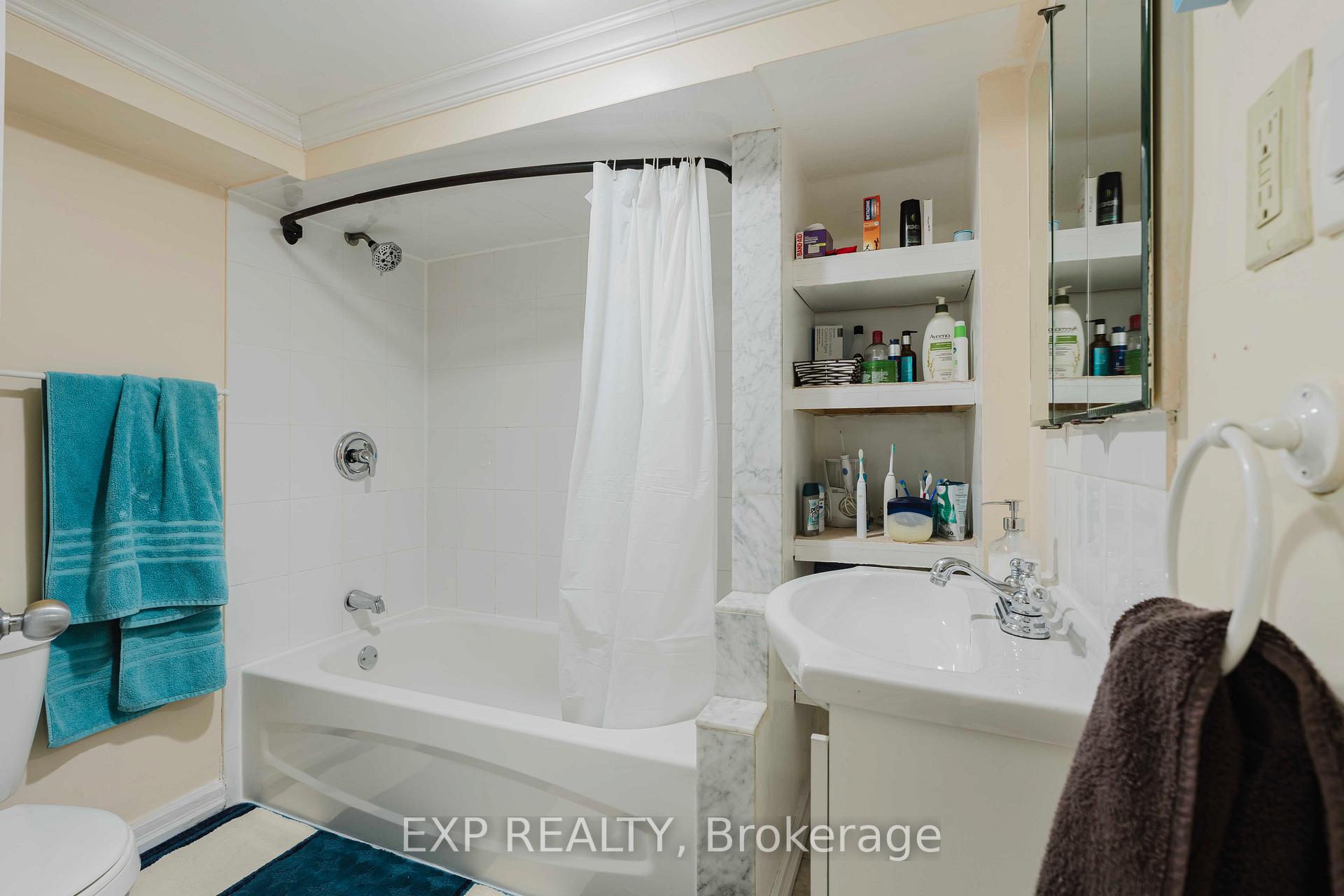 Photo 28 of 17 Camrose Crescent, Scarborough, Clairlea-Birchmount — HOMEH
