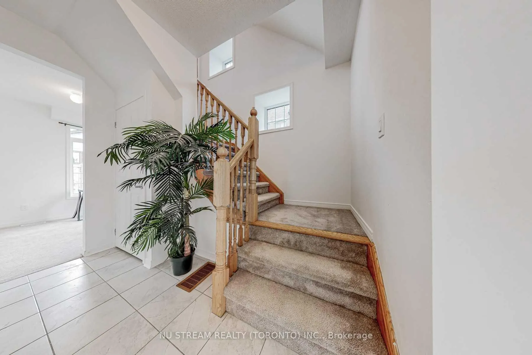 Photo 4 of 2 Sidaway Lane, Ajax, Central — HOMEH