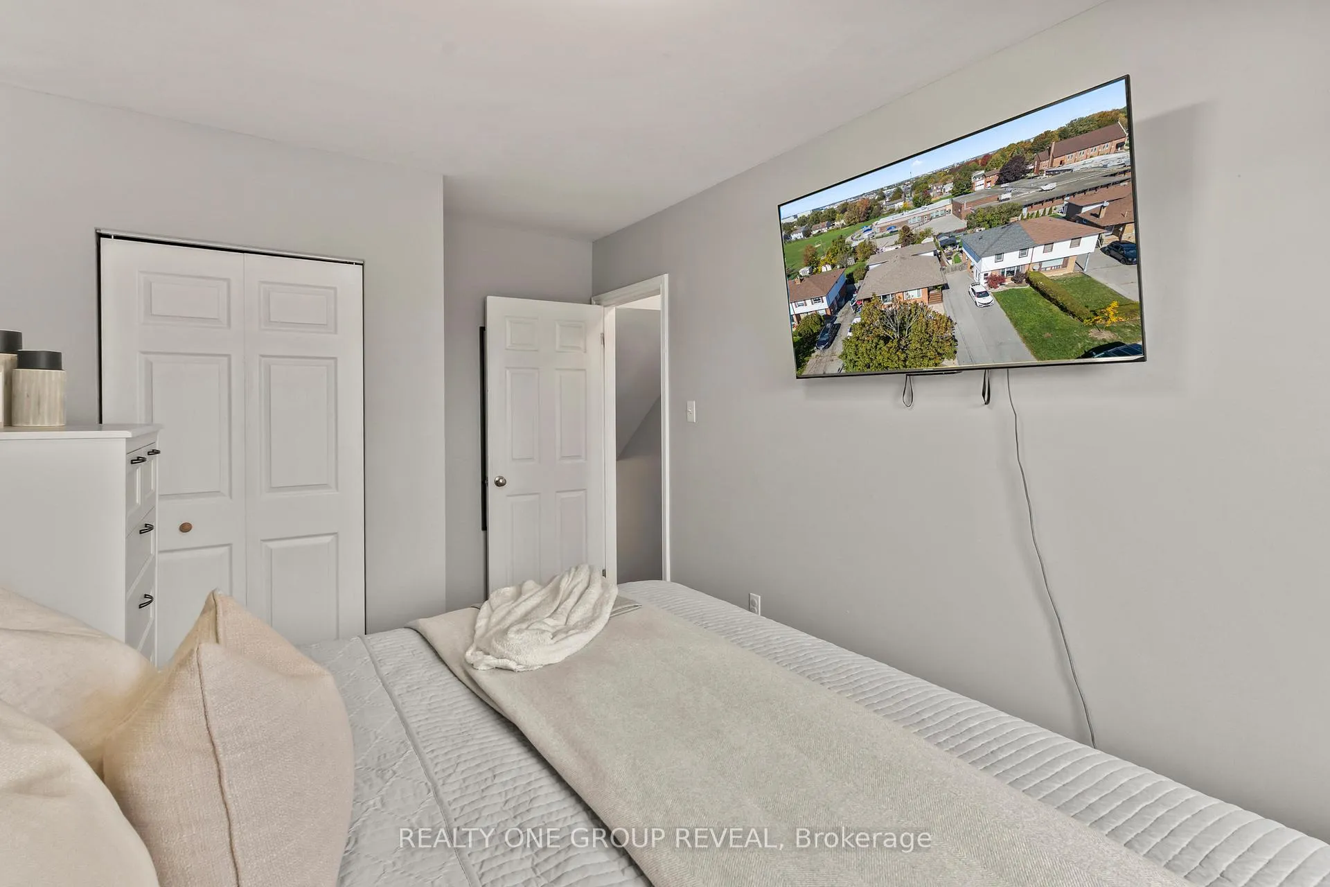 Photo 17 of 716 Kenora Avenue, Oshawa, Lakeview — HOMEH