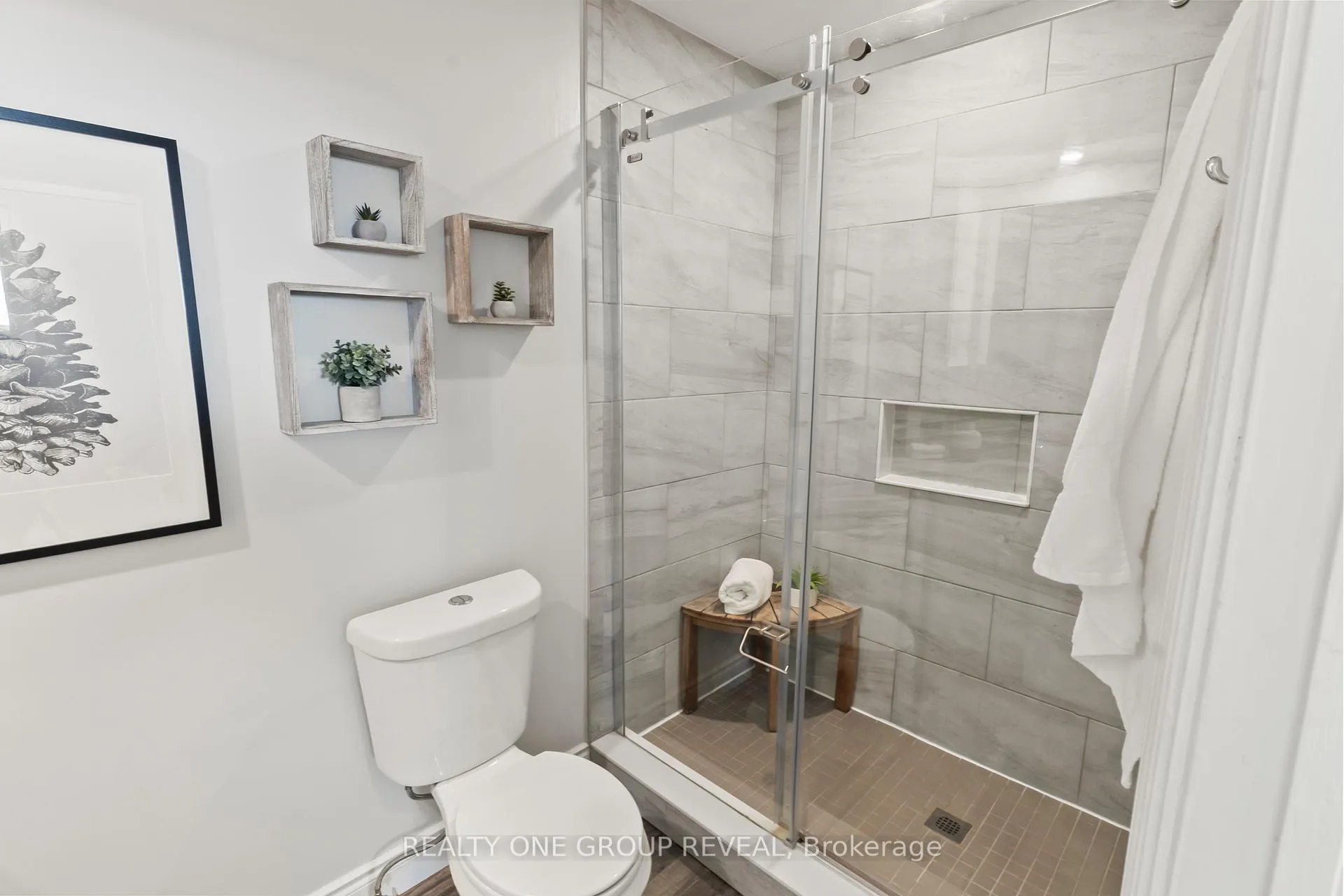 Photo 29 of 716 Kenora Avenue, Oshawa, Lakeview — HOMEH