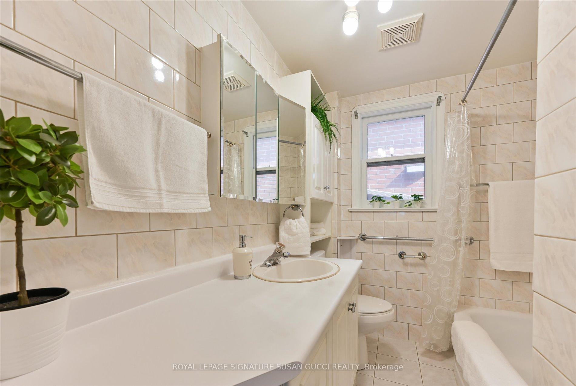 Photo 13 of 790 Coxwell Avenue, Toronto, Danforth Village-East York — HOMEH