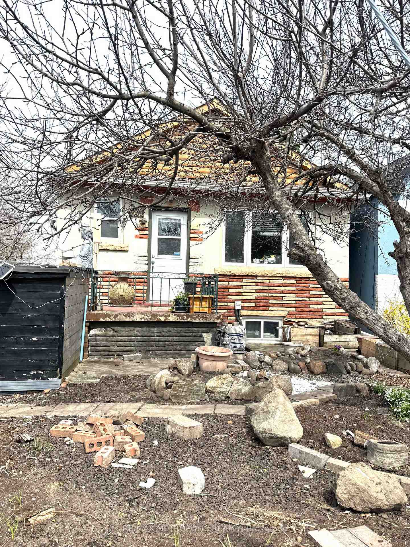 Front of 982 Cosburn Avenue