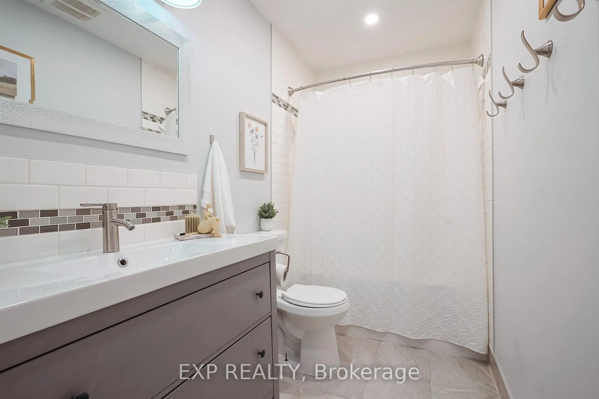 Photo 16 of 139 Adele Crescent, Oshawa, McLaughlin — HOMEH