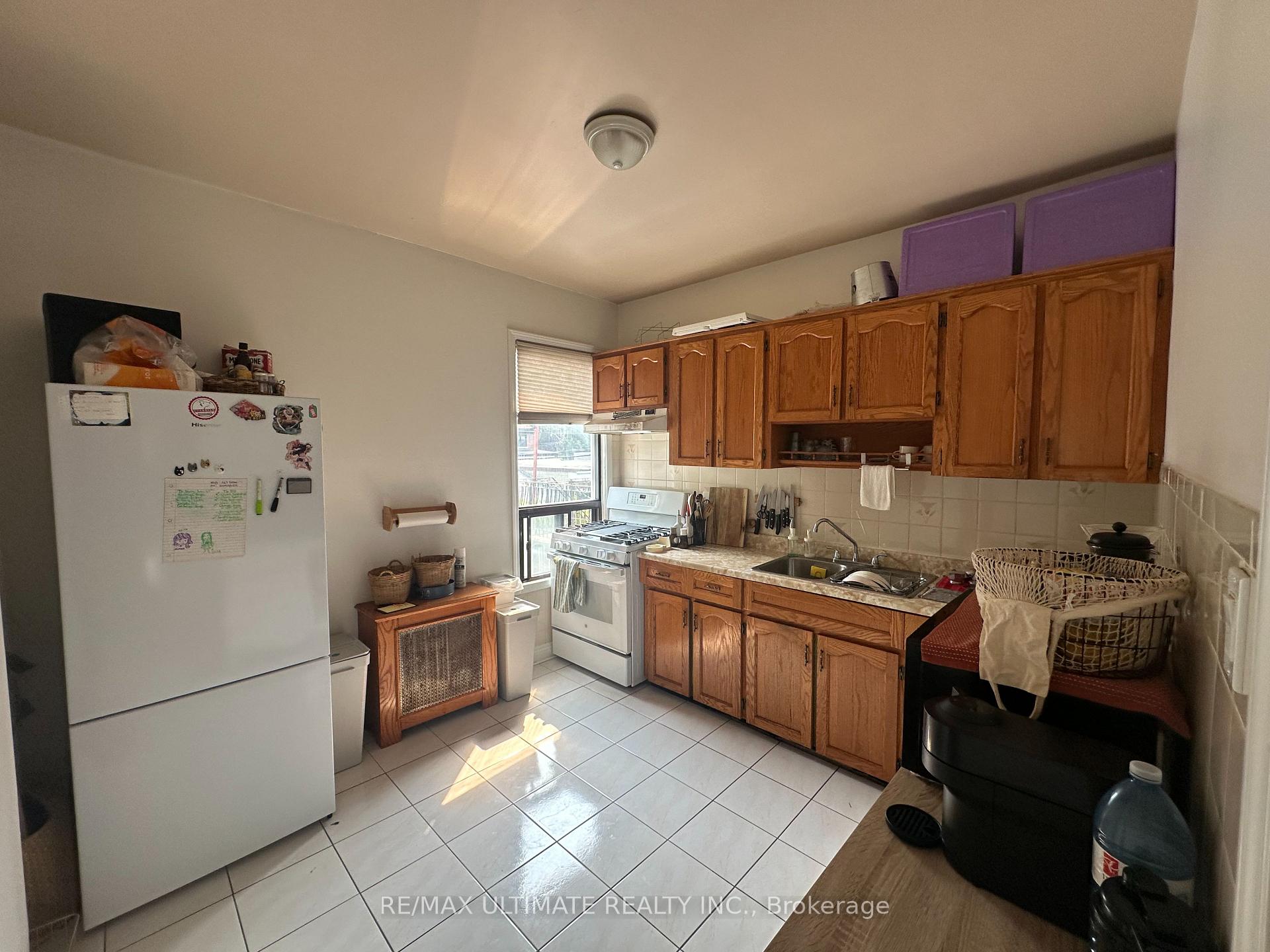 Photo 5 of Unit 2nd Floor, 363 Shaw Street S, Toronto, Trinity-Bellwoods — HOMEH