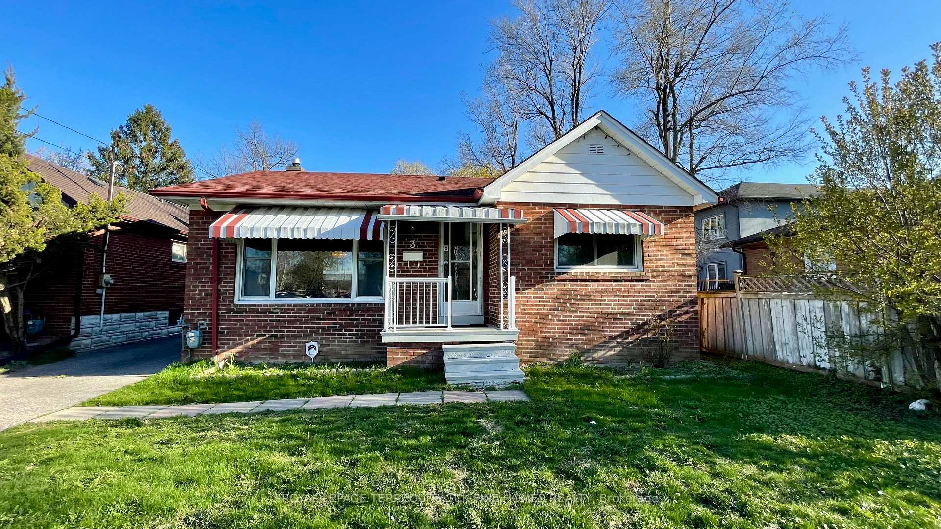 Front of Unit Upper, 3 Ivordale Crescent