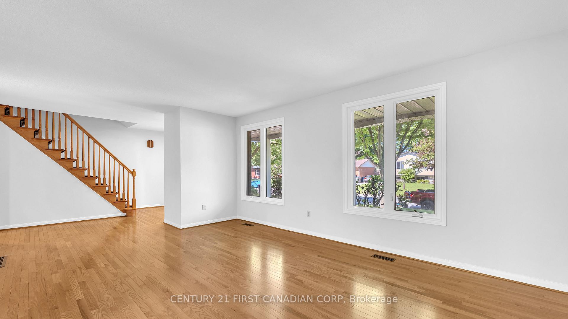 Photo 4 of 325 Helen Drive, Strathroy-Caradoc, NW — HOMEH