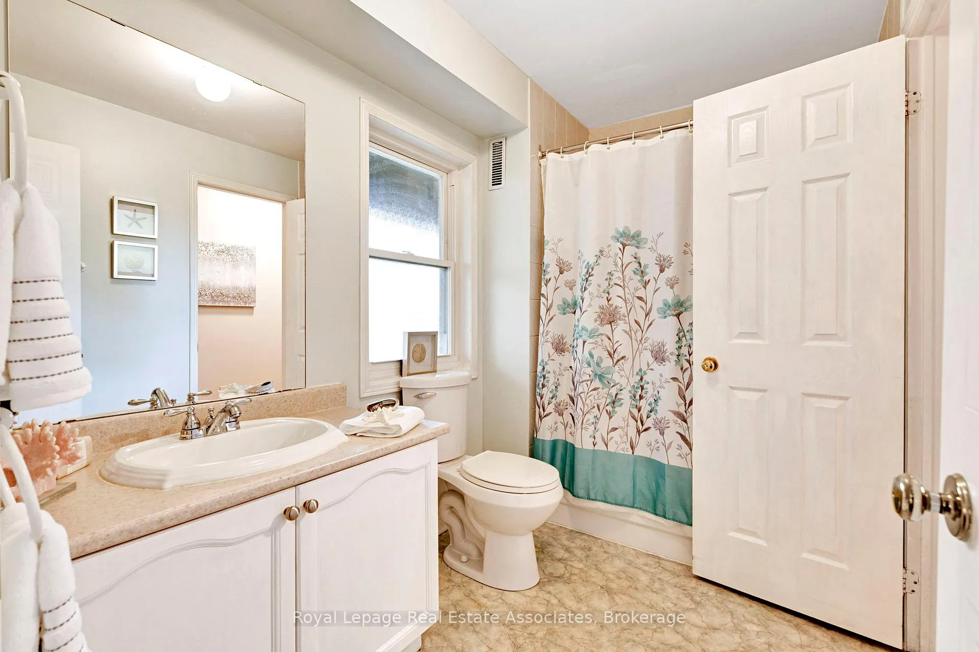 Photo 19 of Unit 2, 119 D'ambrosio Drive, Barrie, Painswick North — HOMEH