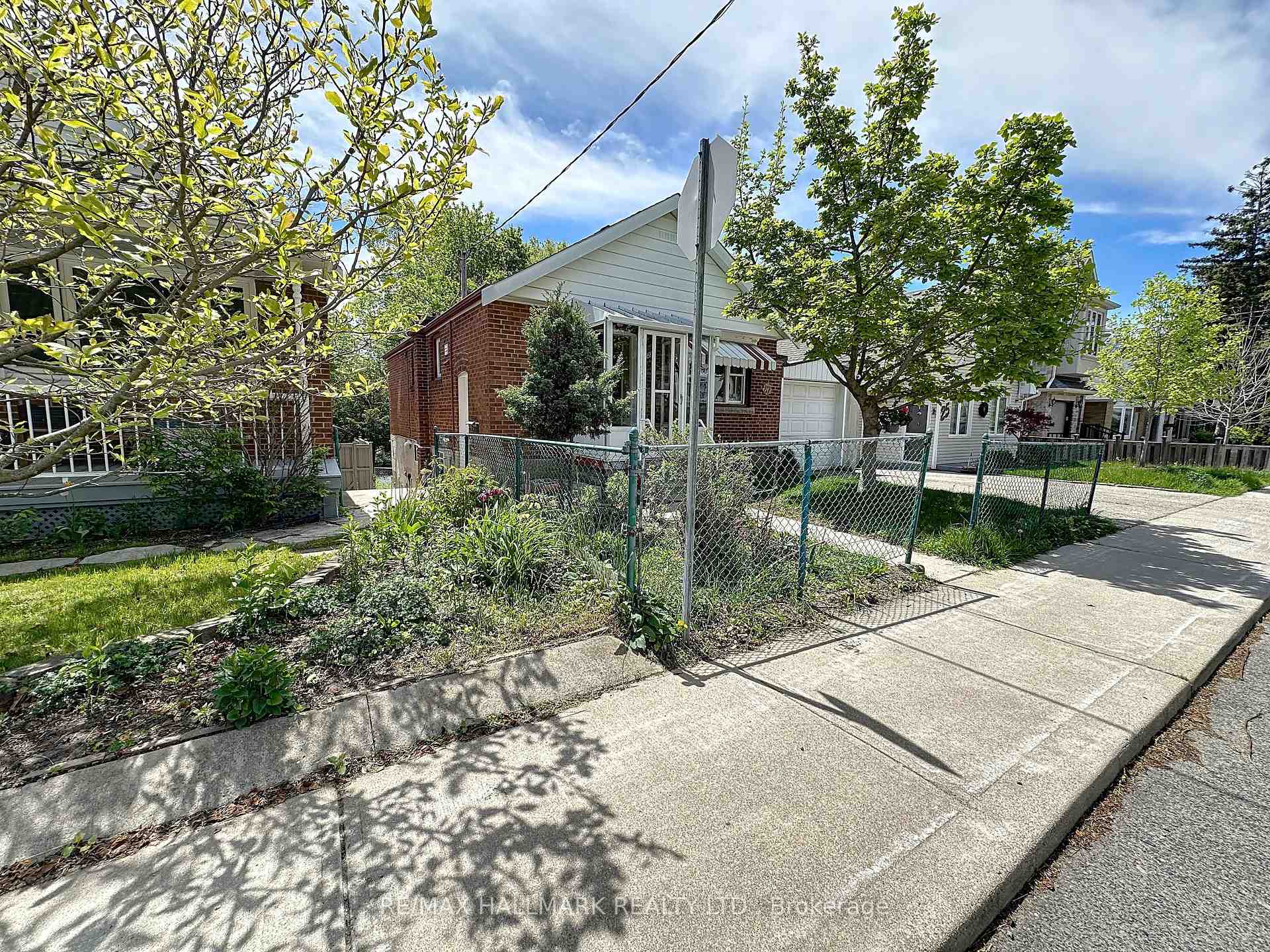 Photo 3 of 27 Adair Road, Toronto, O'Connor-Parkview — HOMEH