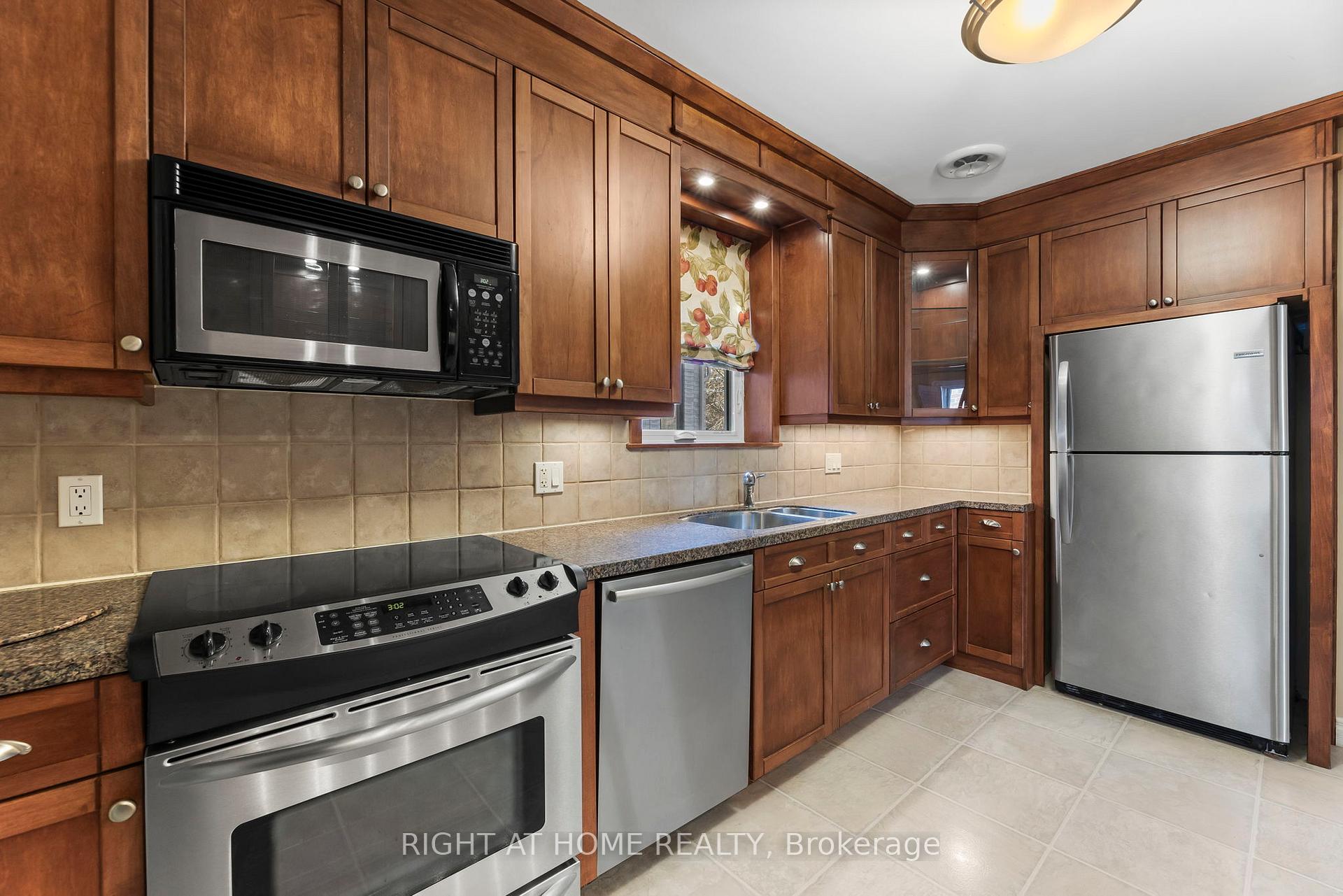 Photo 24 of 250 Joicey Boulevard, Toronto, Bedford Park-Nortown — HOMEH
