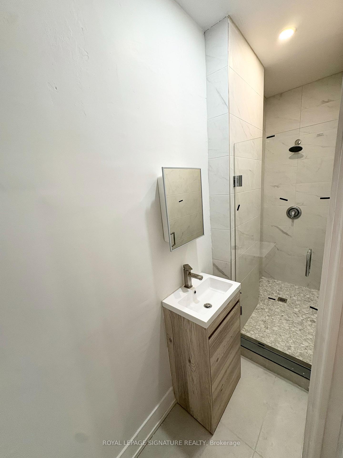 Photo 10 of Unit Main, 172 Coxwell Avenue, Toronto, Greenwood-Coxwell — HOMEH