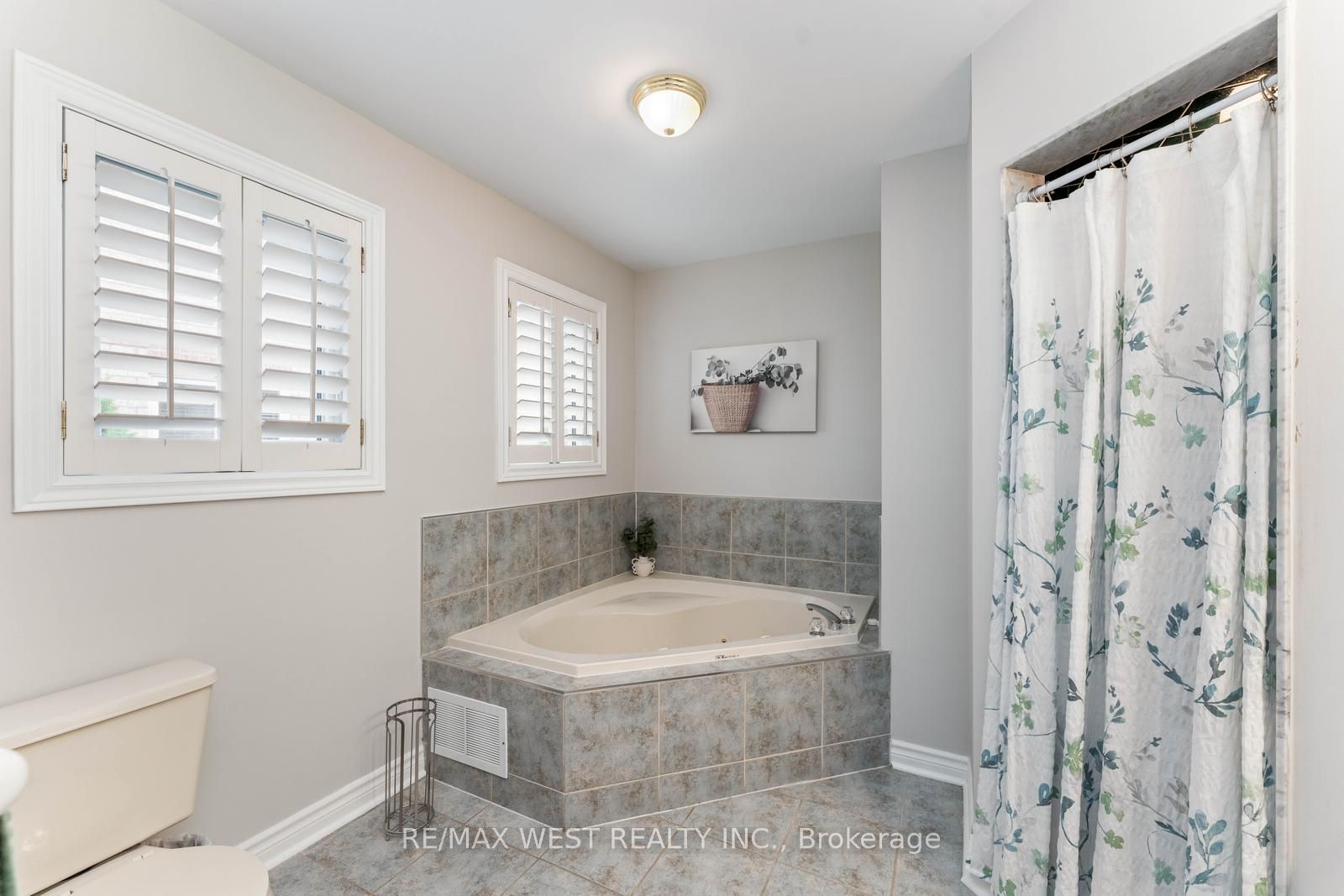 Photo 63 of 131 Cherokee Drive, Vaughan, Maple — HOMEH