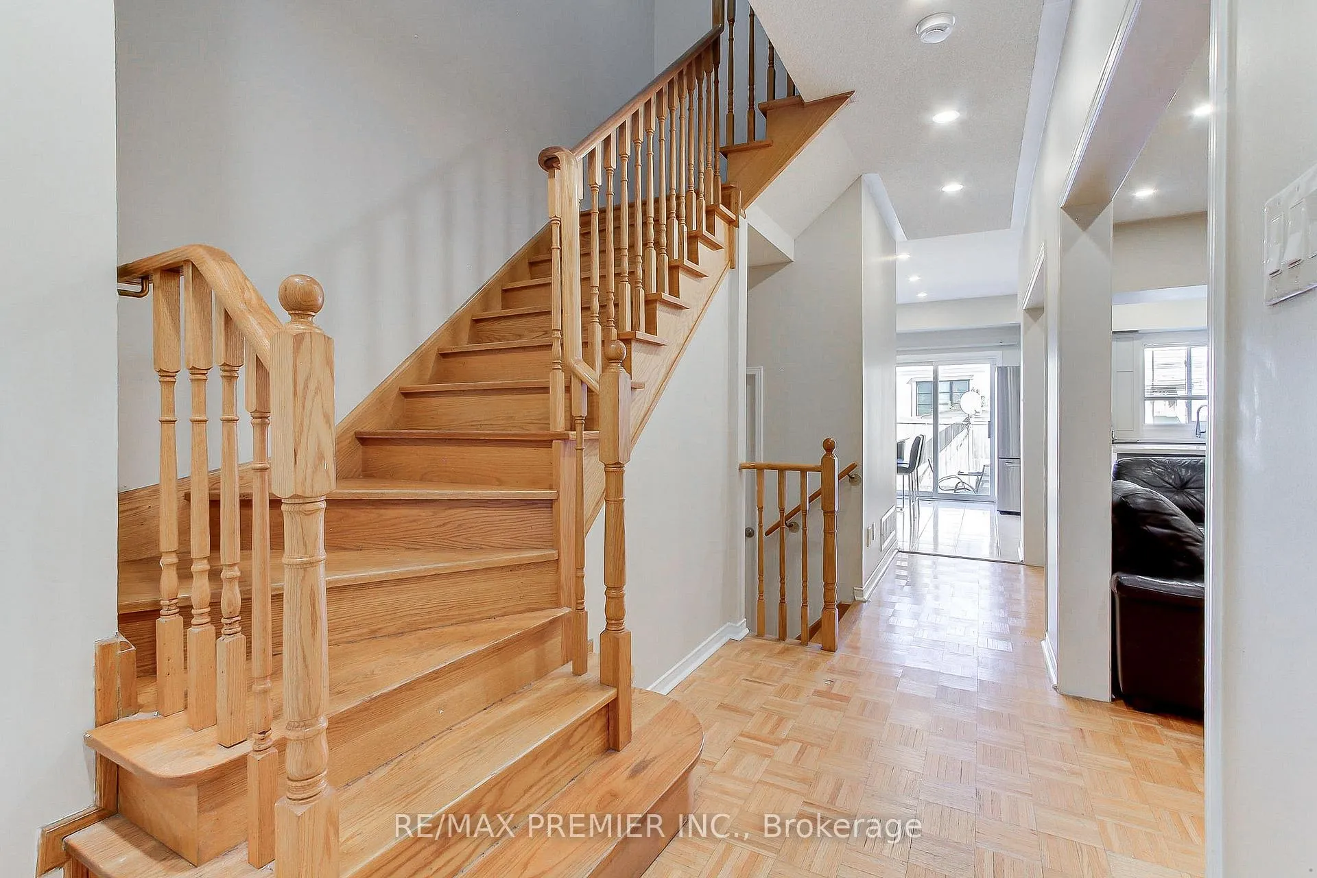 Photo 3 of 35 Craddock Street, Vaughan, Maple — HOMEH