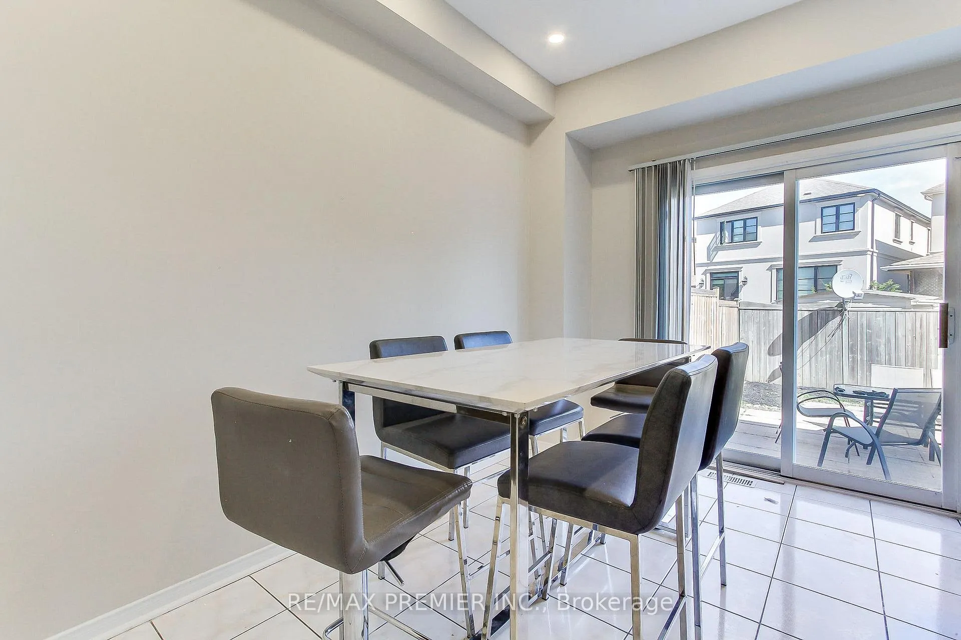 Photo 8 of 35 Craddock Street, Vaughan, Maple — HOMEH
