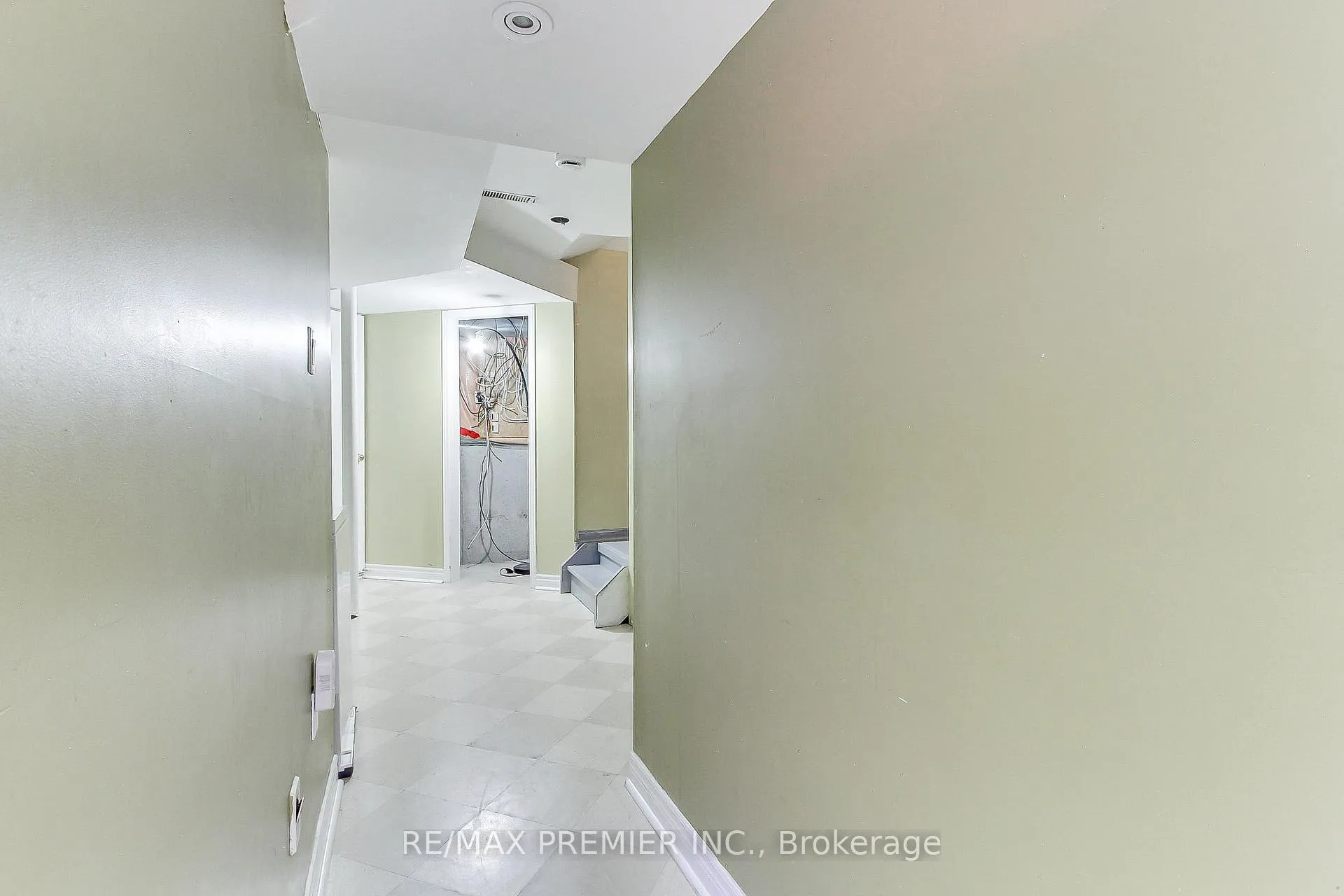 Photo 13 of 35 Craddock Street, Vaughan, Maple — HOMEH