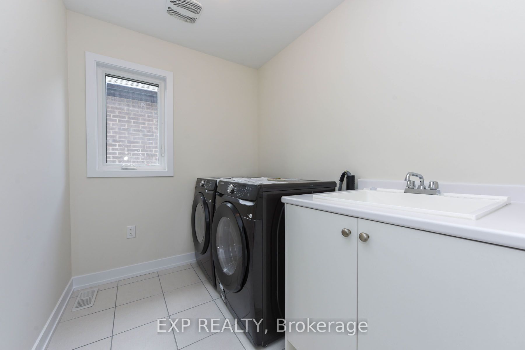 Photo 53 of 1431 wellwood Terrace, Milton, Cobban — HOMEH