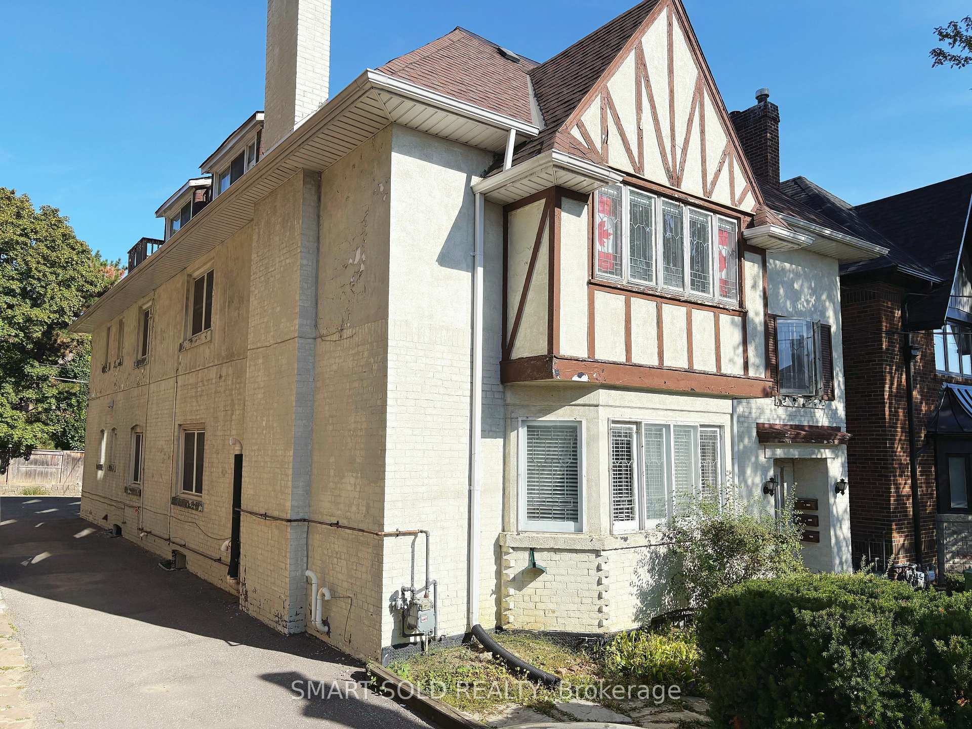 Front of Unit 1ST FL, 889 Avenue Road