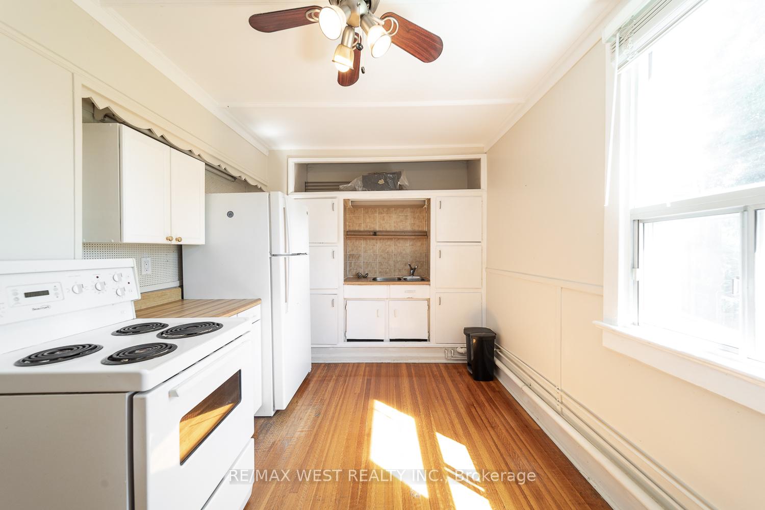 Photo 2 of Unit 2nd floor, 975 Broadview Avenue, Toronto, Broadview North — HOMEH