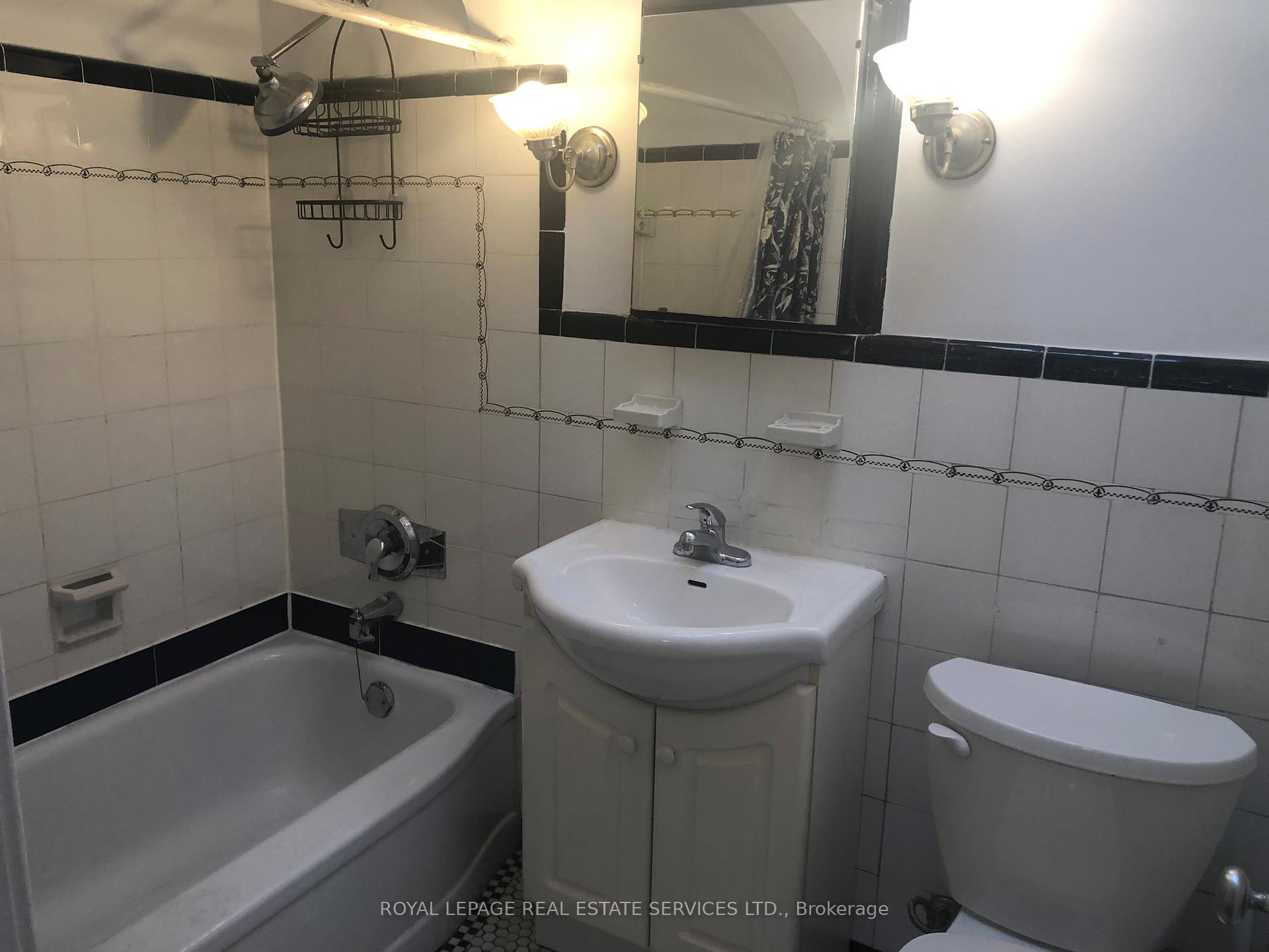 Photo 6 of Unit Upper, 1758 Avenue Road, Toronto, Bedford Park-Nortown — HOMEH