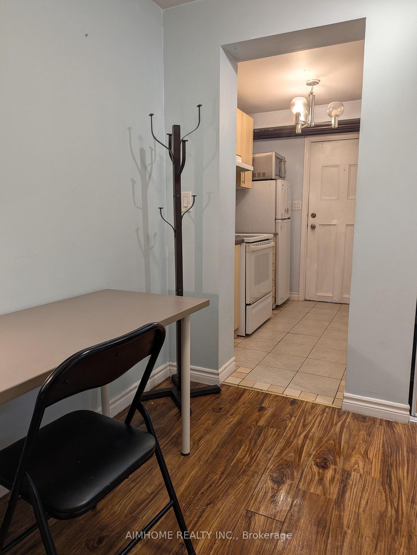 Front of Unit B3, 907 College Street