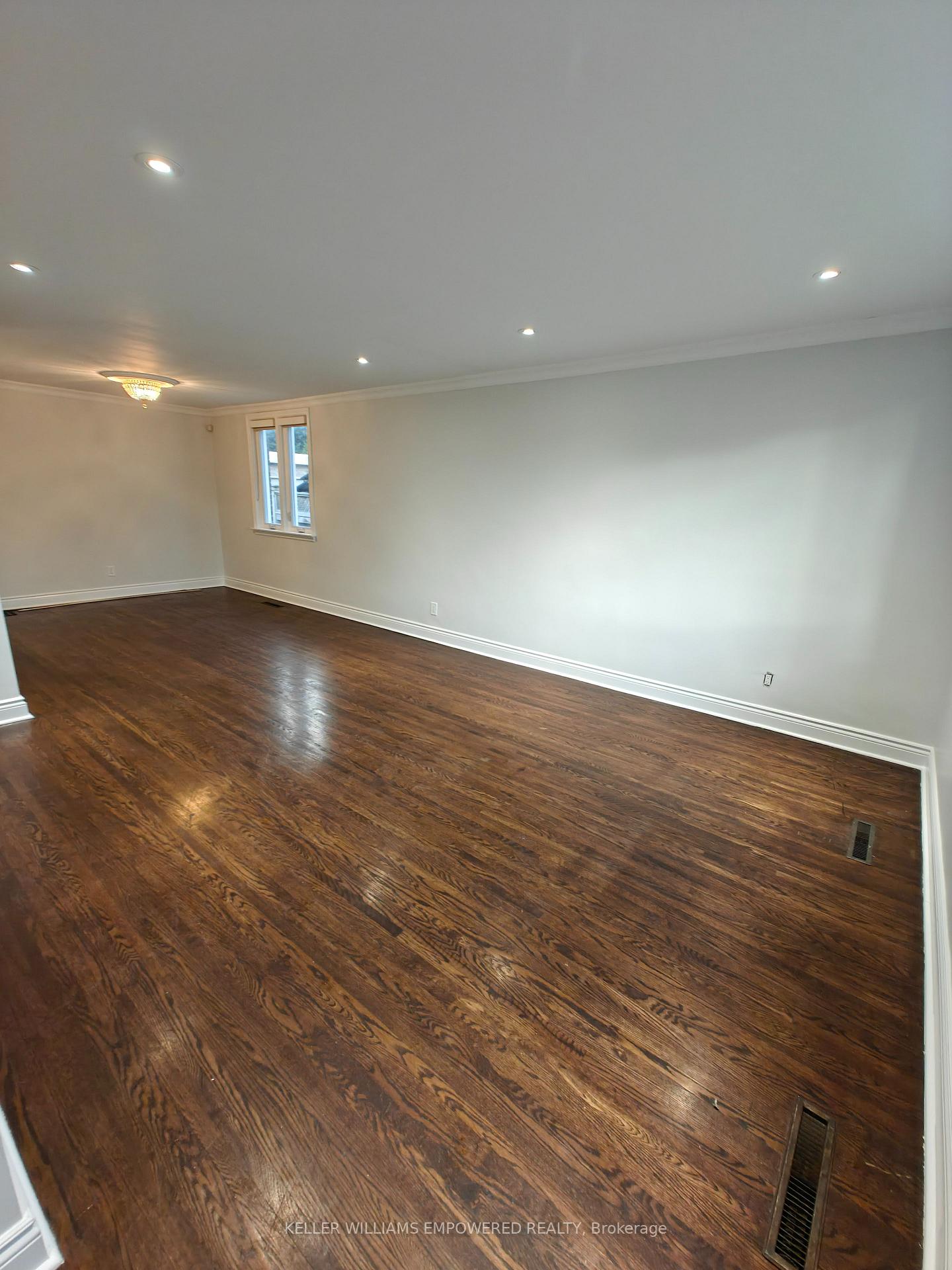 Photo 27 of 646 Glengrove Avenue W, Toronto, Englemount-Lawrence — HOMEH