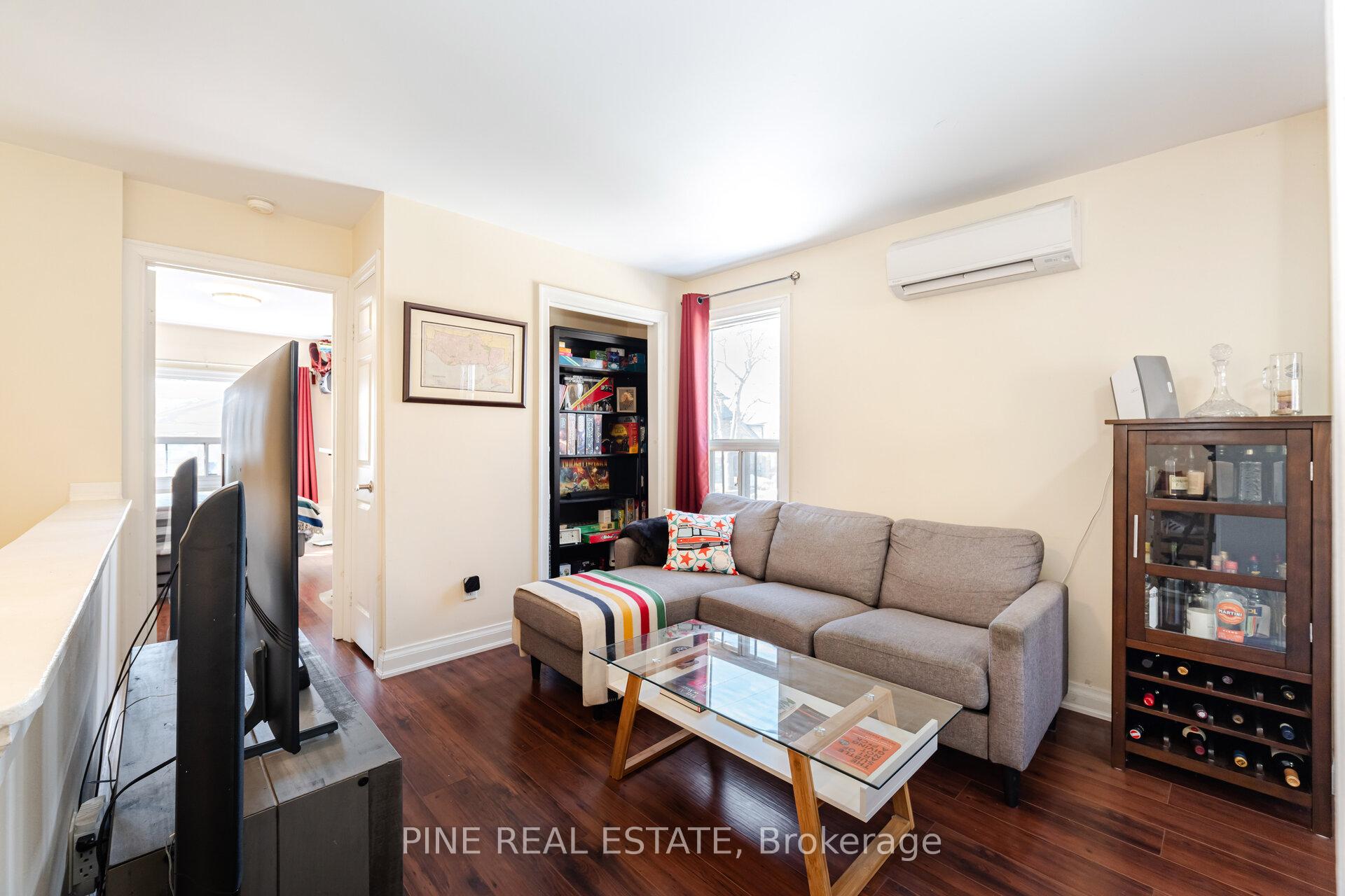 Photo 5 of Unit Upper, 655 Coxwell Avenue, Toronto, Woodbine Corridor — HOMEH
