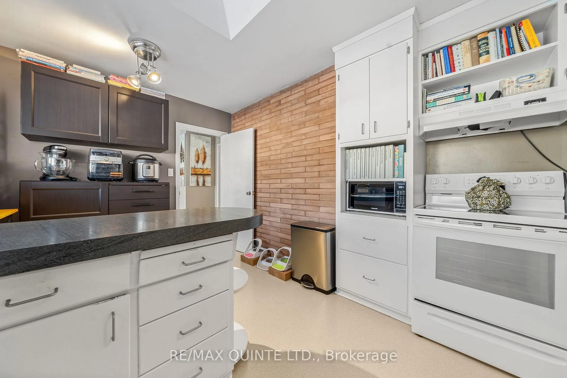 Photo 10 of 9 Sunset Drive, Belleville, Belleville Ward — HOMEH