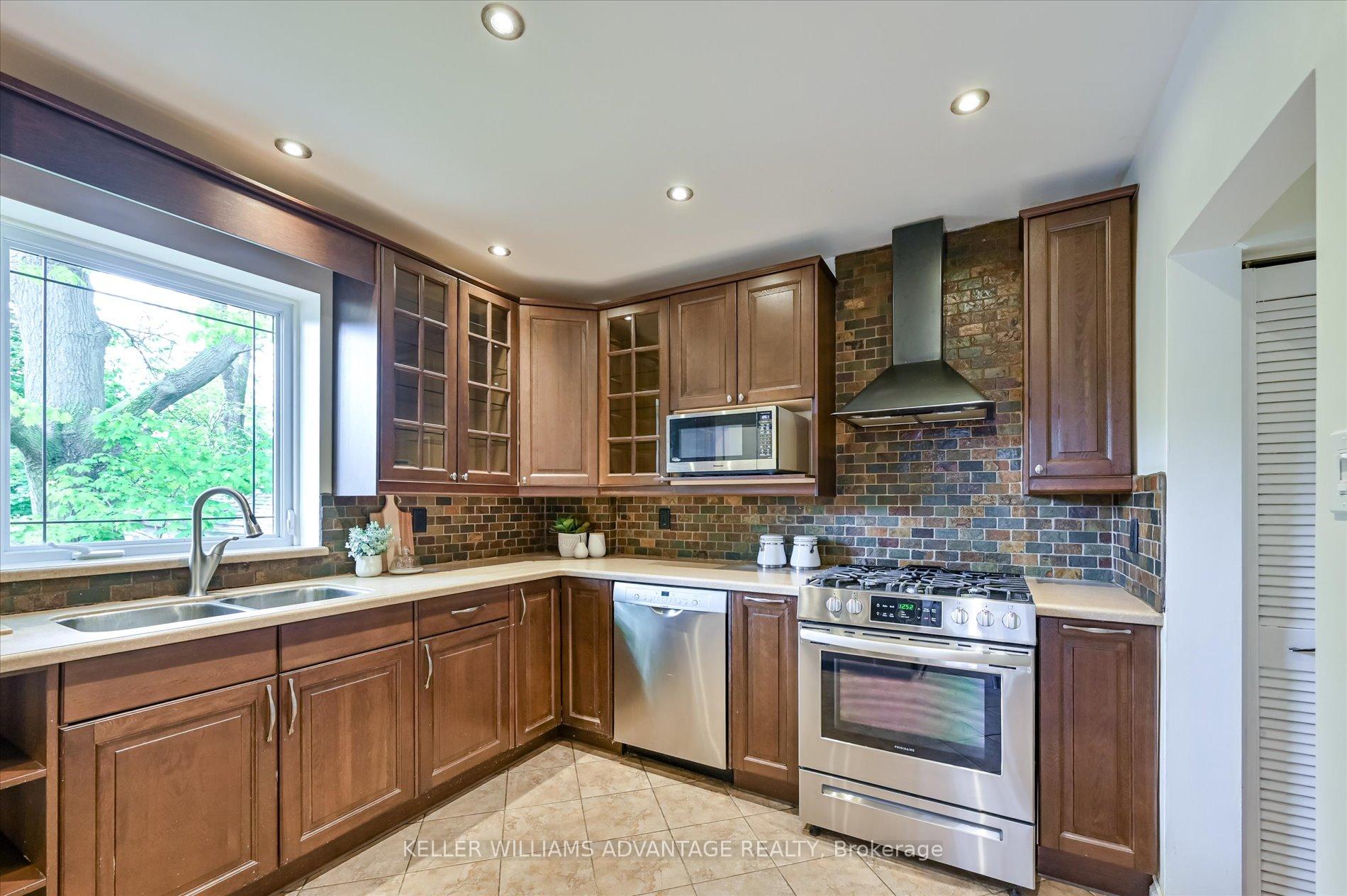 Photo 9 of 116 Oak Park Avenue, Toronto, Woodbine-Lumsden — HOMEH