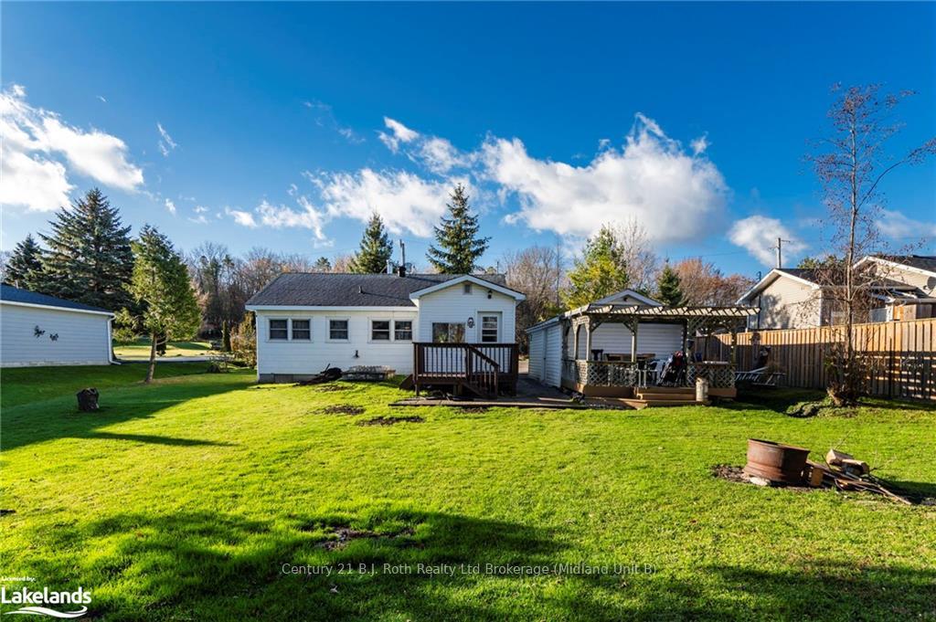 Photo 2 of 9 Mountain Avenue, Tay, Waubaushene — HOMEH