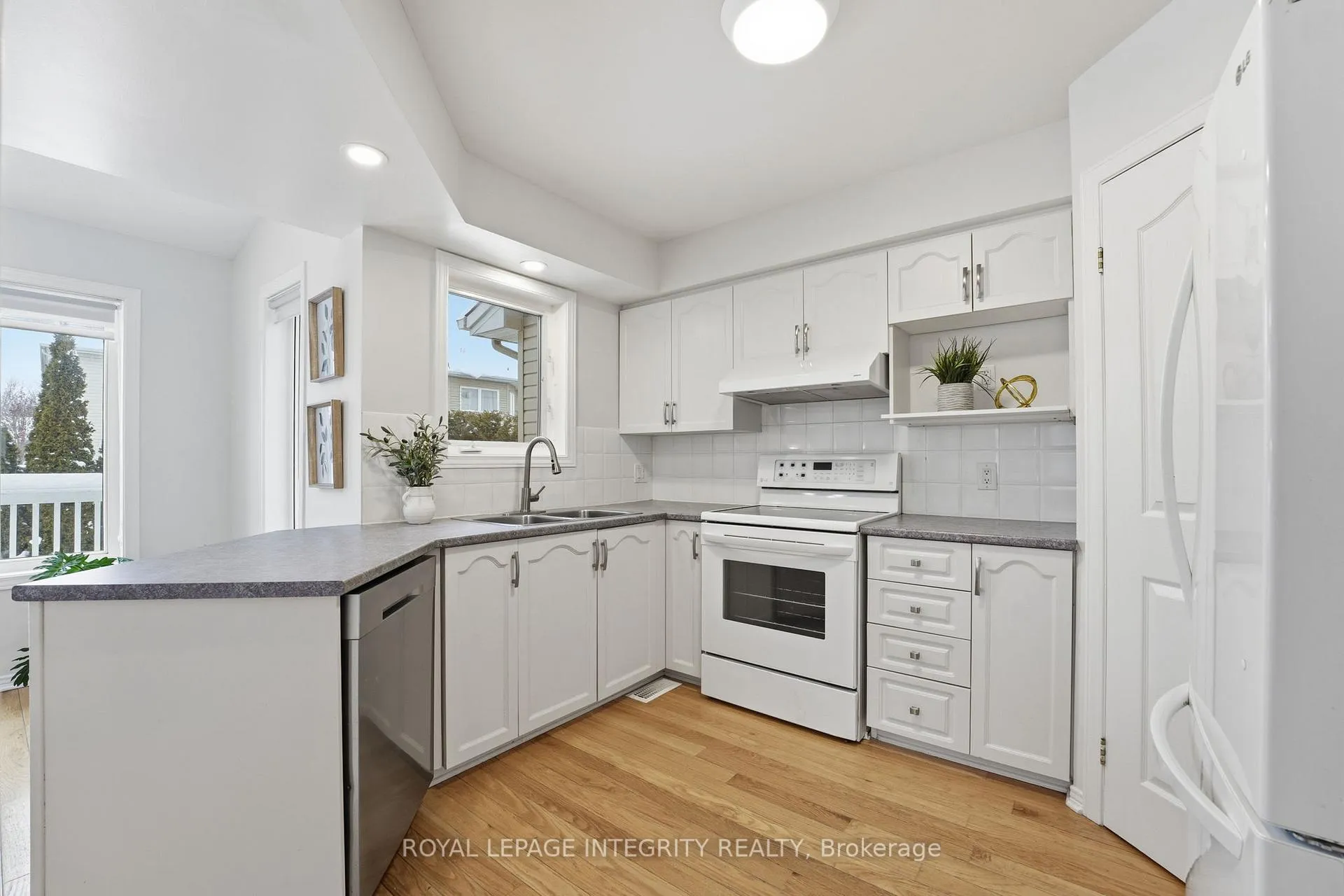 Photo 19 of 37 Eagleview Street, Ottawa, Kanata - Emerald Meadows/Trailwest — HOMEH