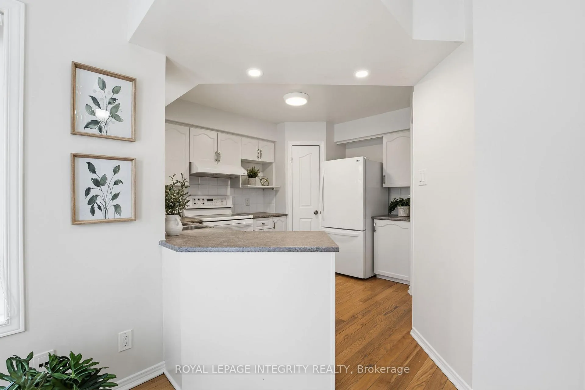 Photo 20 of 37 Eagleview Street, Ottawa, Kanata - Emerald Meadows/Trailwest — HOMEH