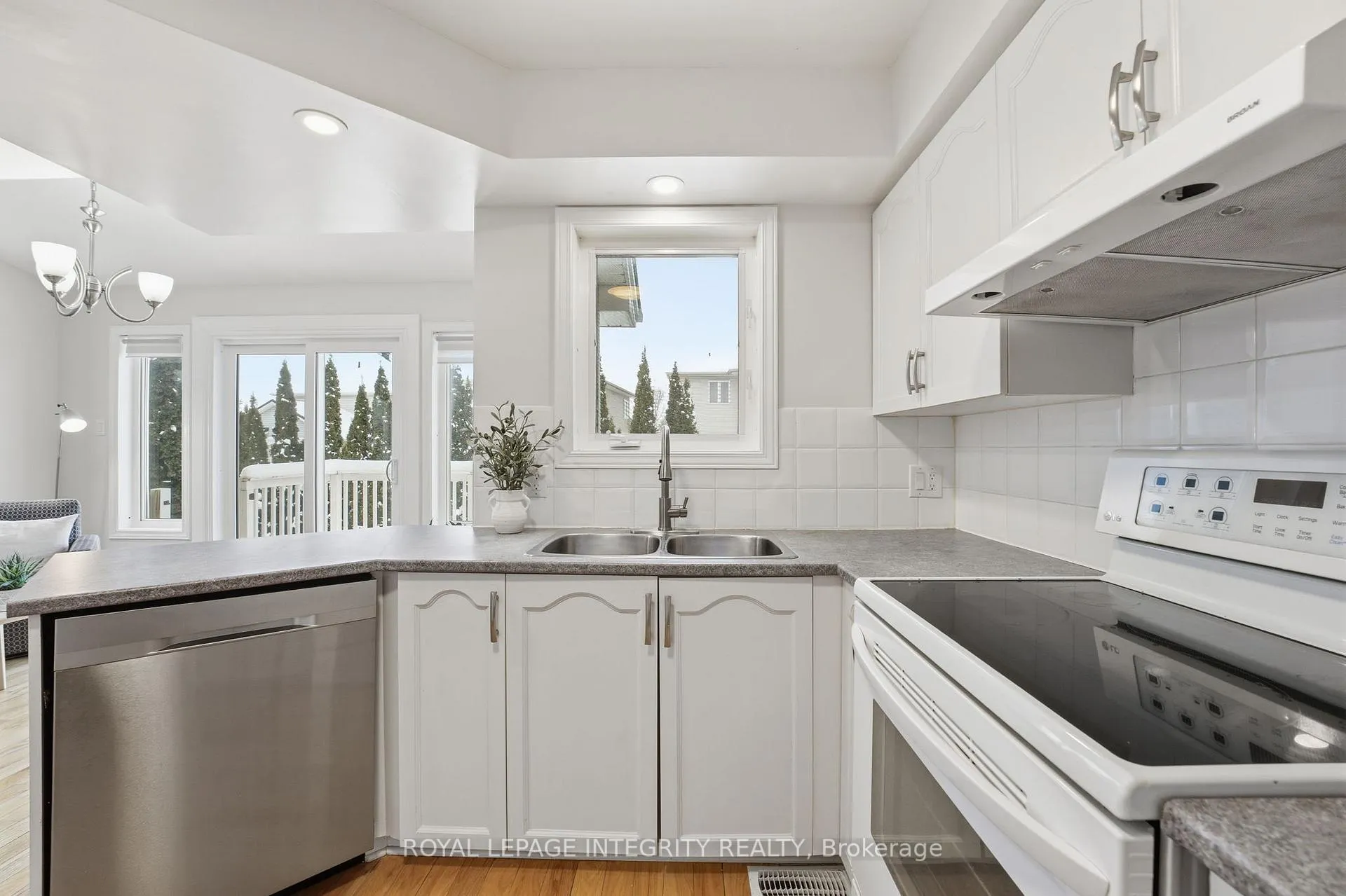 Photo 21 of 37 Eagleview Street, Ottawa, Kanata - Emerald Meadows/Trailwest — HOMEH