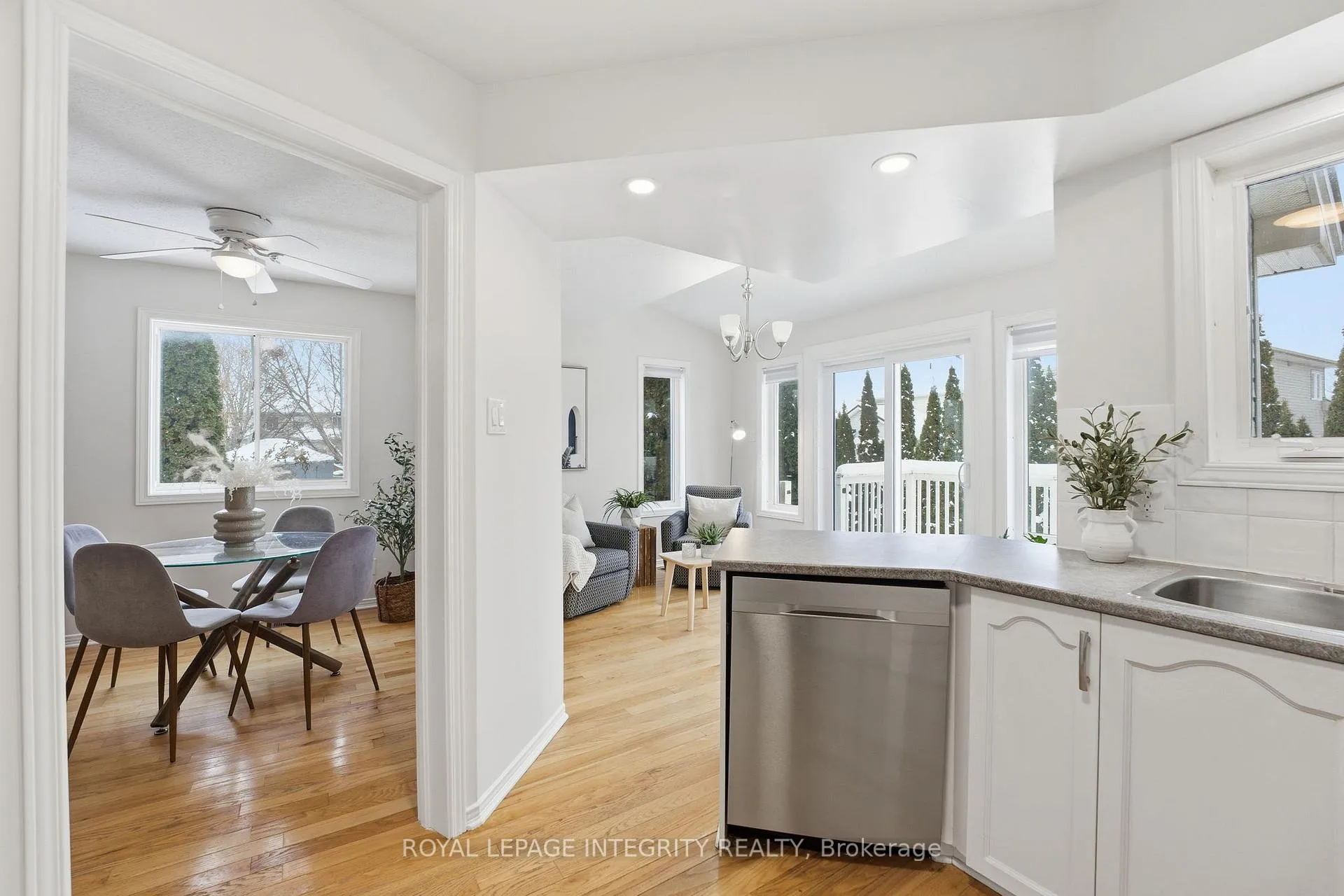 Photo 23 of 37 Eagleview Street, Ottawa, Kanata - Emerald Meadows/Trailwest — HOMEH