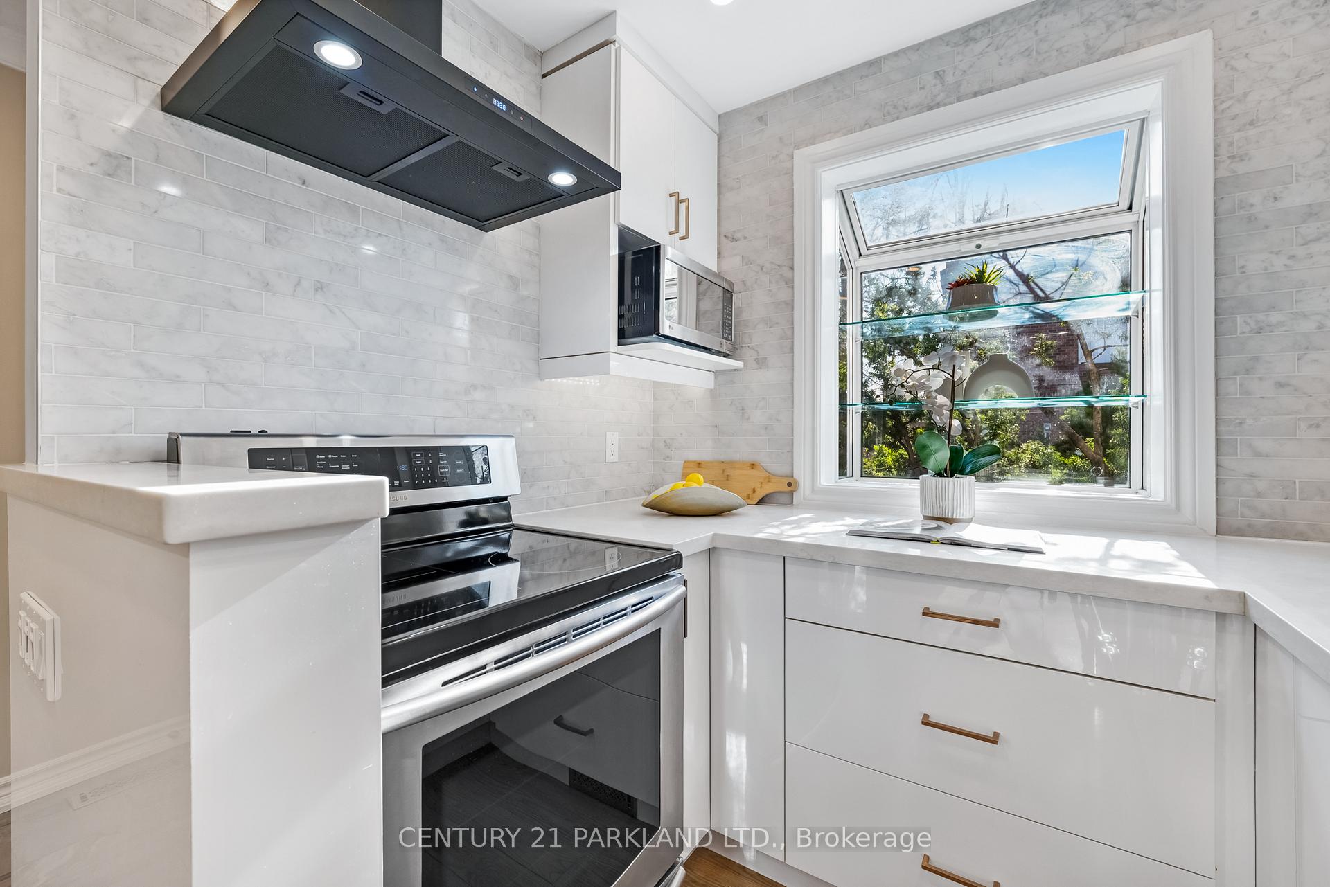 Photo 5 of 56 Torbrick Road, Toronto, Greenwood-Coxwell — HOMEH