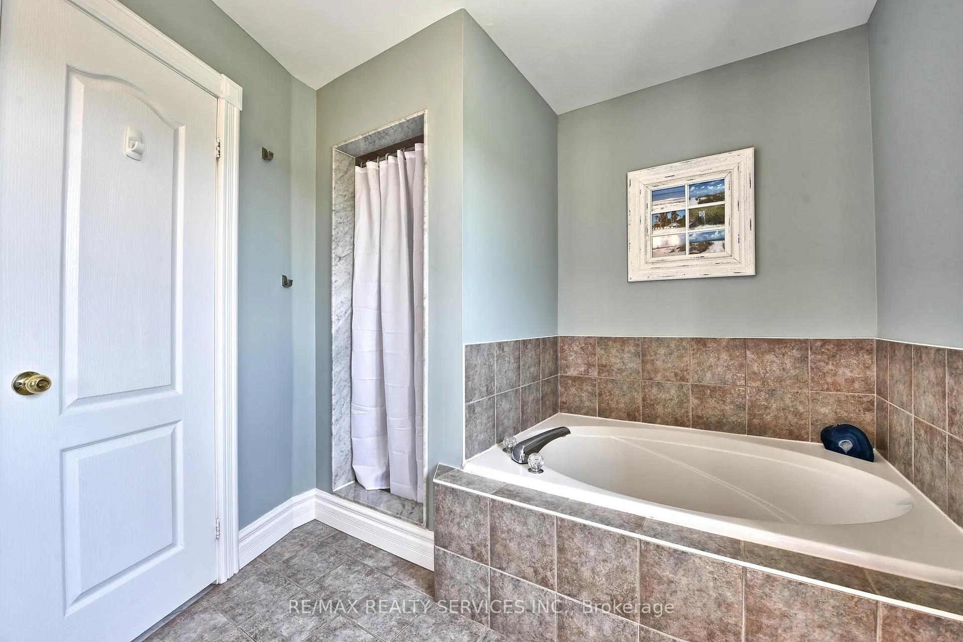 Photo 28 of 1 Daisy Court, Brampton, Snelgrove — HOMEH