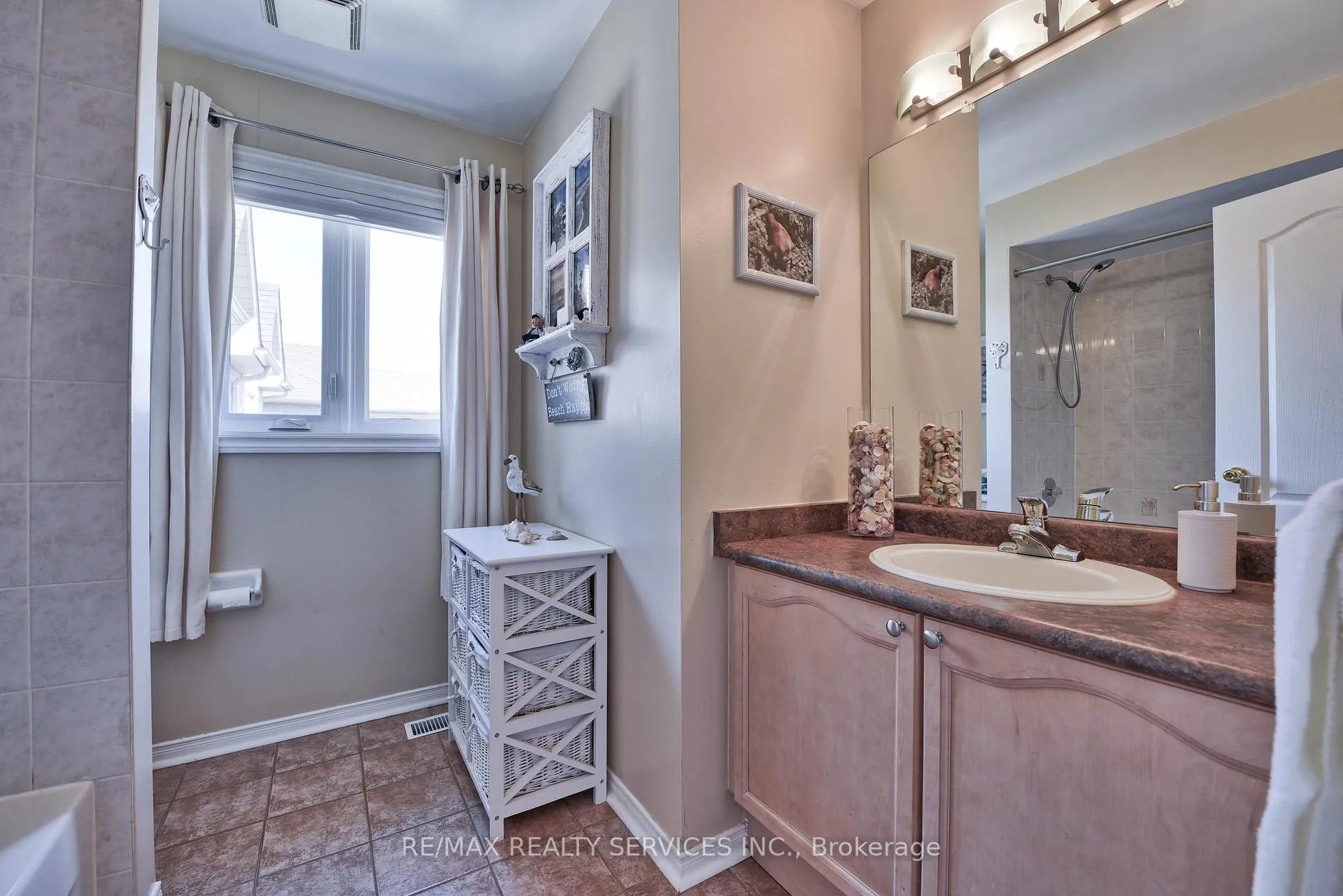 Photo 32 of 1 Daisy Court, Brampton, Snelgrove — HOMEH