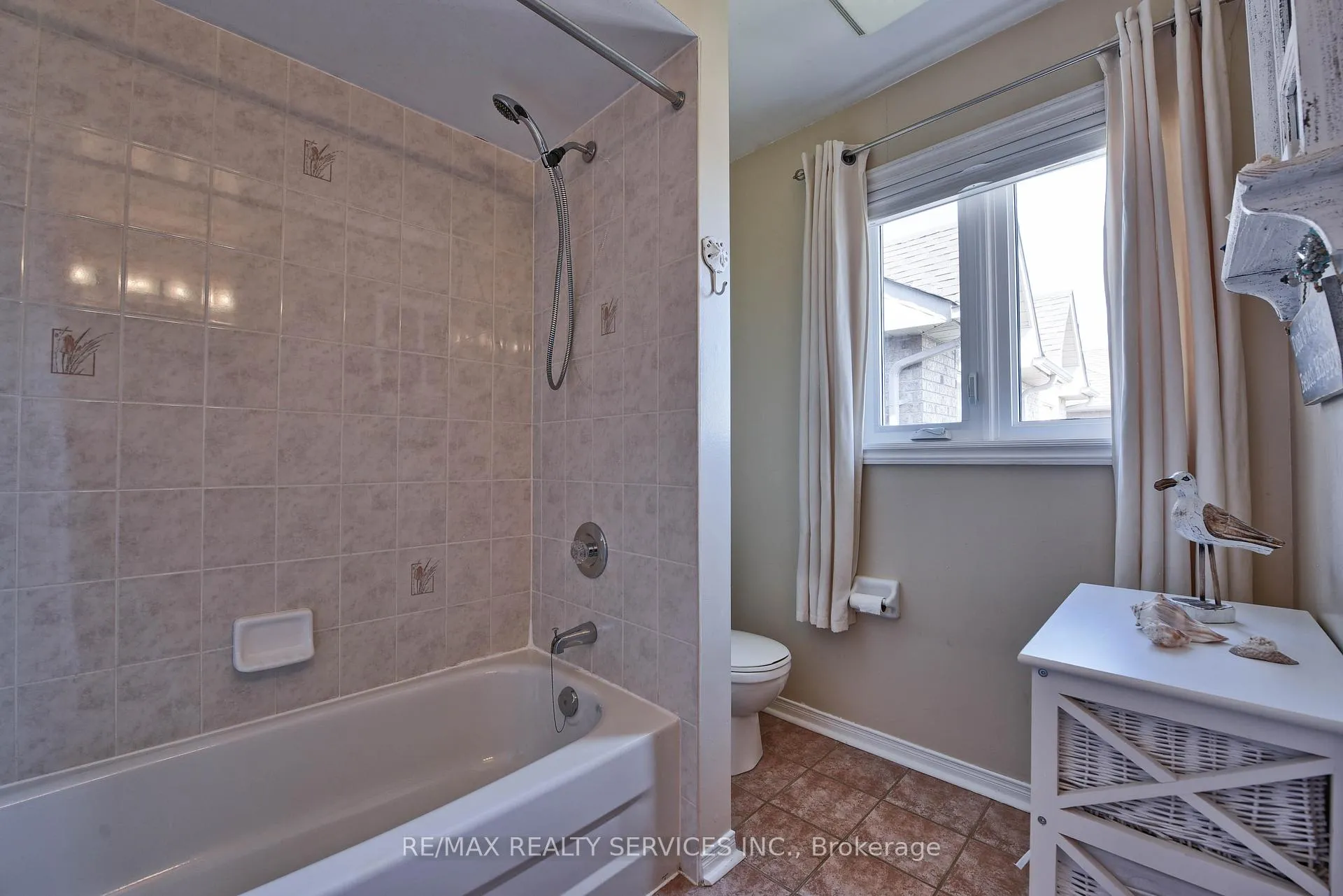 Photo 34 of 1 Daisy Court, Brampton, Snelgrove — HOMEH