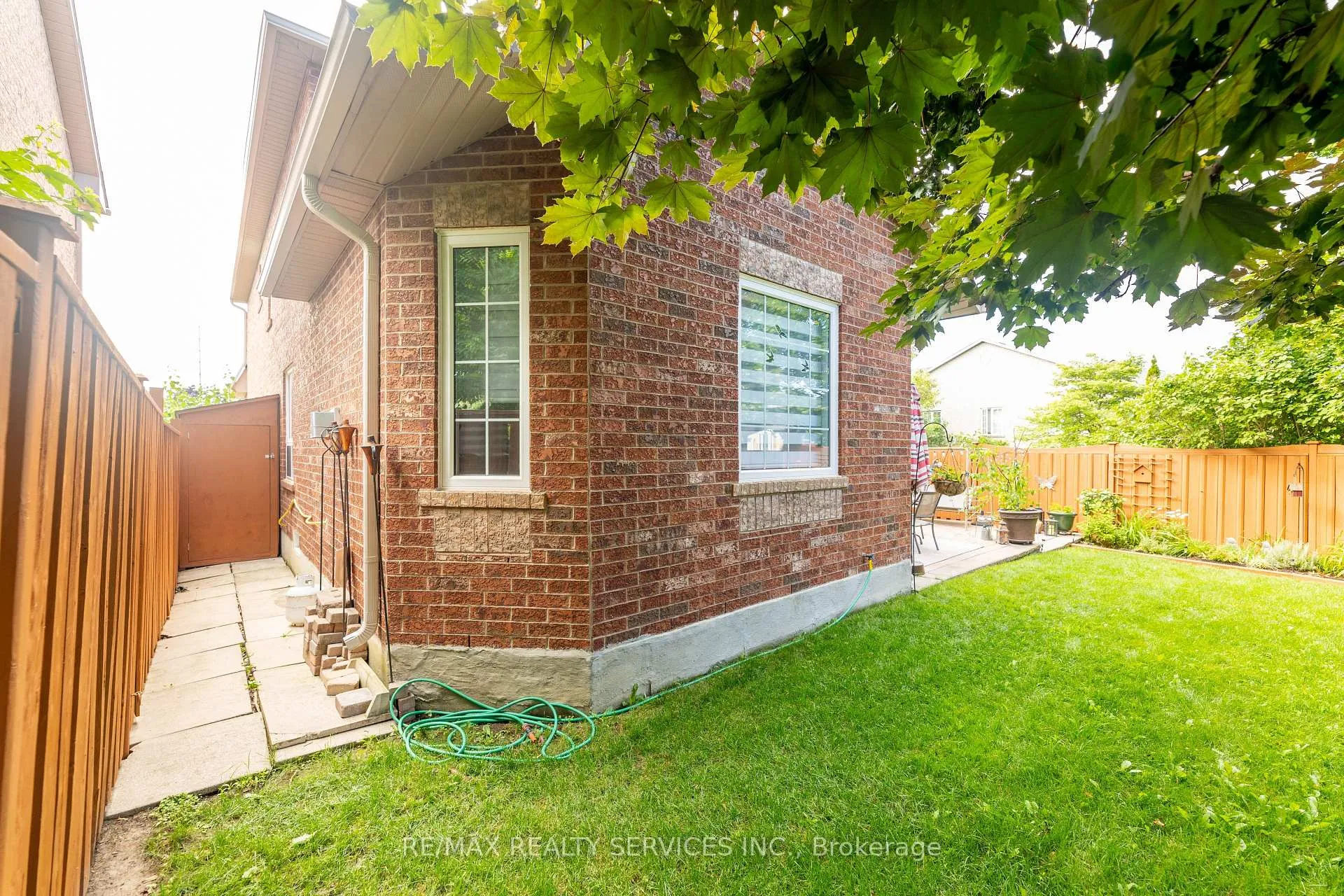 Photo 48 of 1 Daisy Court, Brampton, Snelgrove — HOMEH