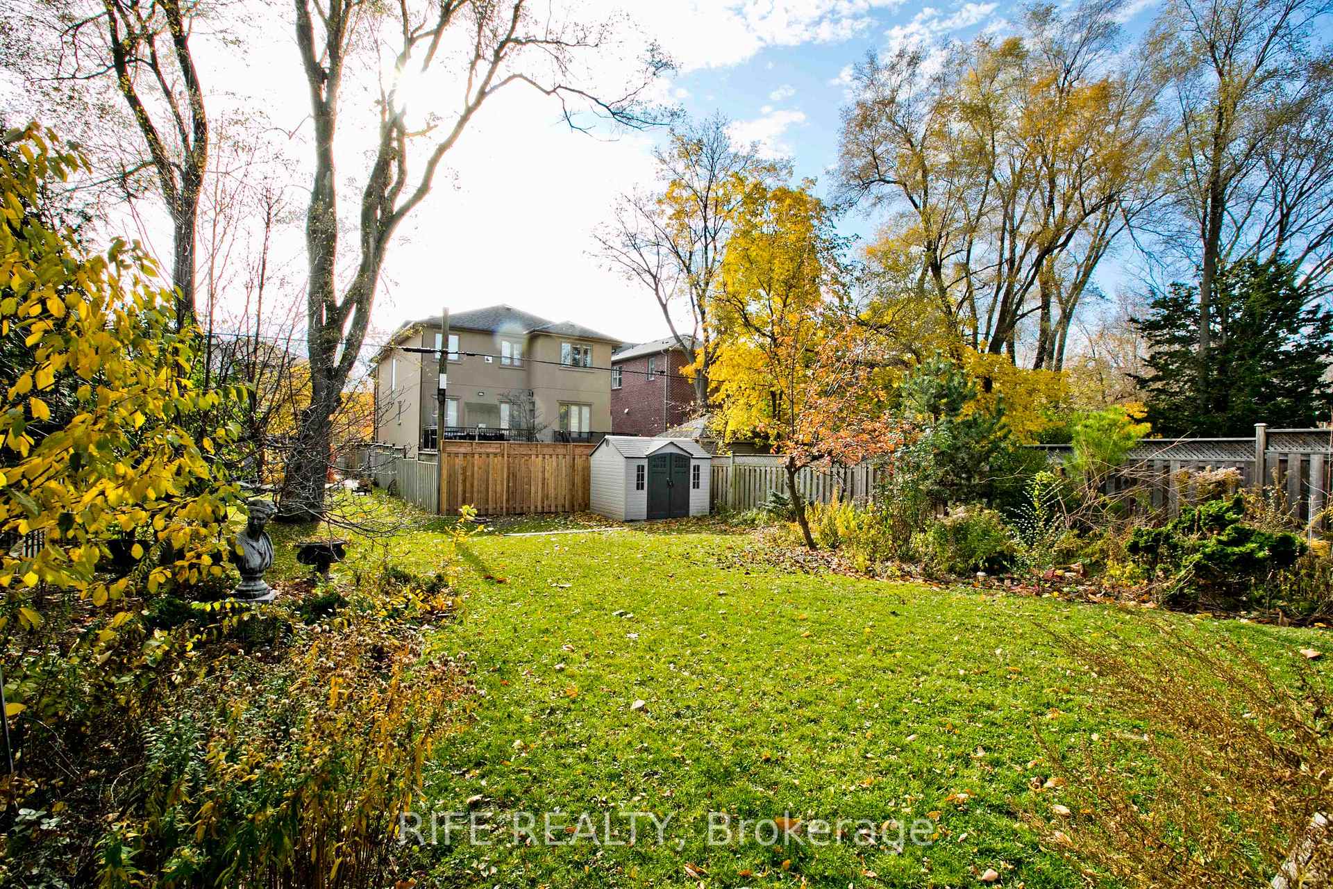 Photo 33 of 573 Old Orchard Grove, Toronto, Bedford Park-Nortown — HOMEH